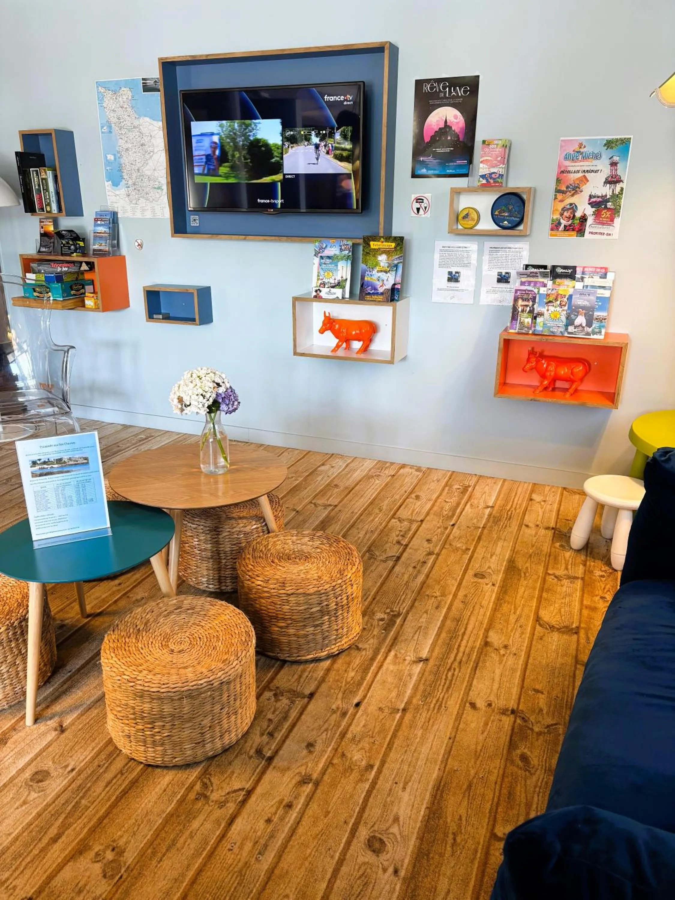 Communal lounge/ TV room in Hotel Gabriel