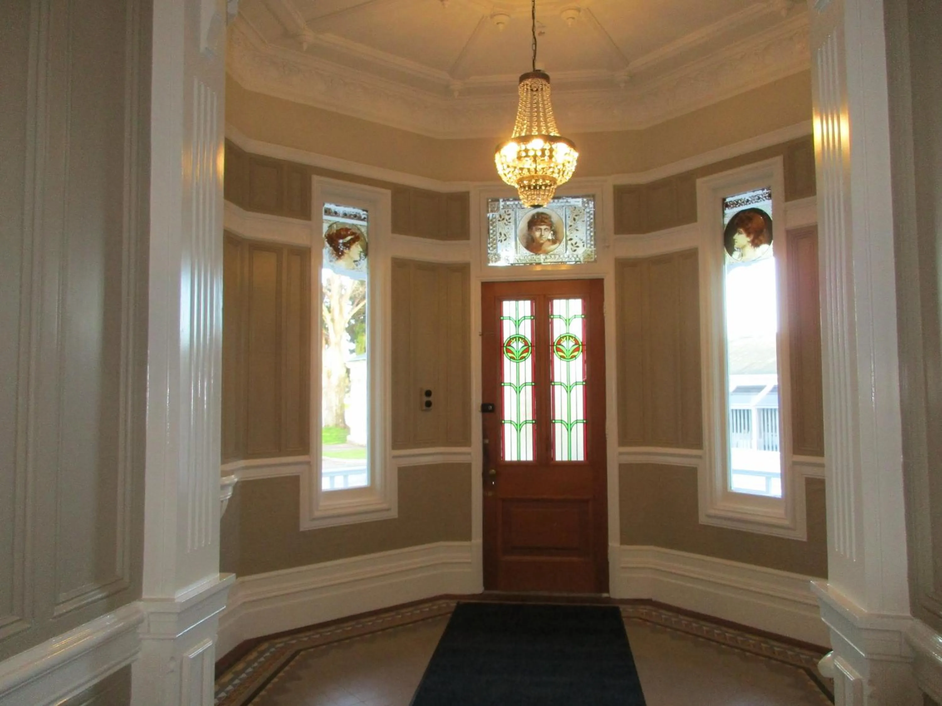 Property building in Valmai House & Motel Cambridge