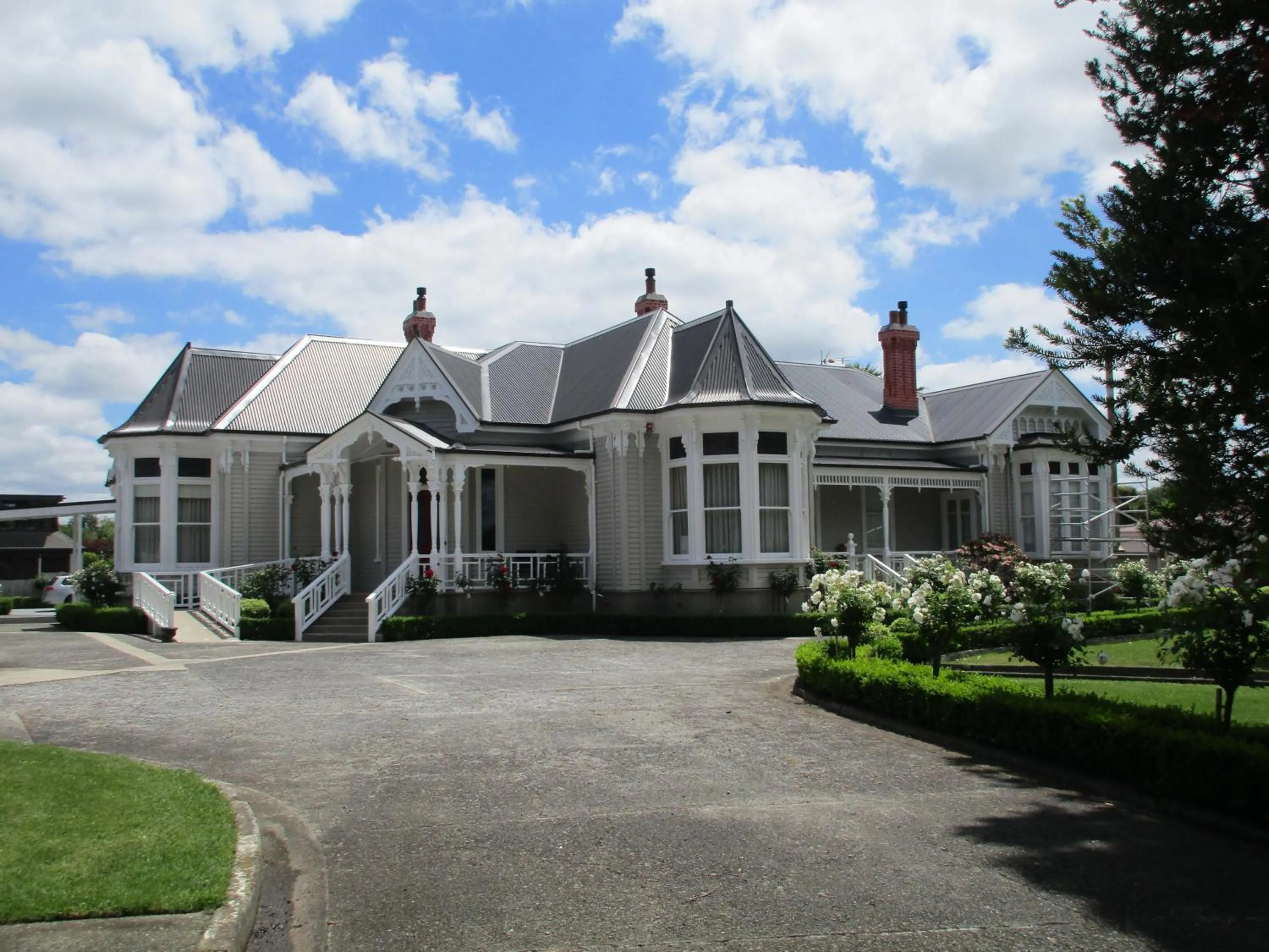 Property building in Valmai House & Motel Cambridge