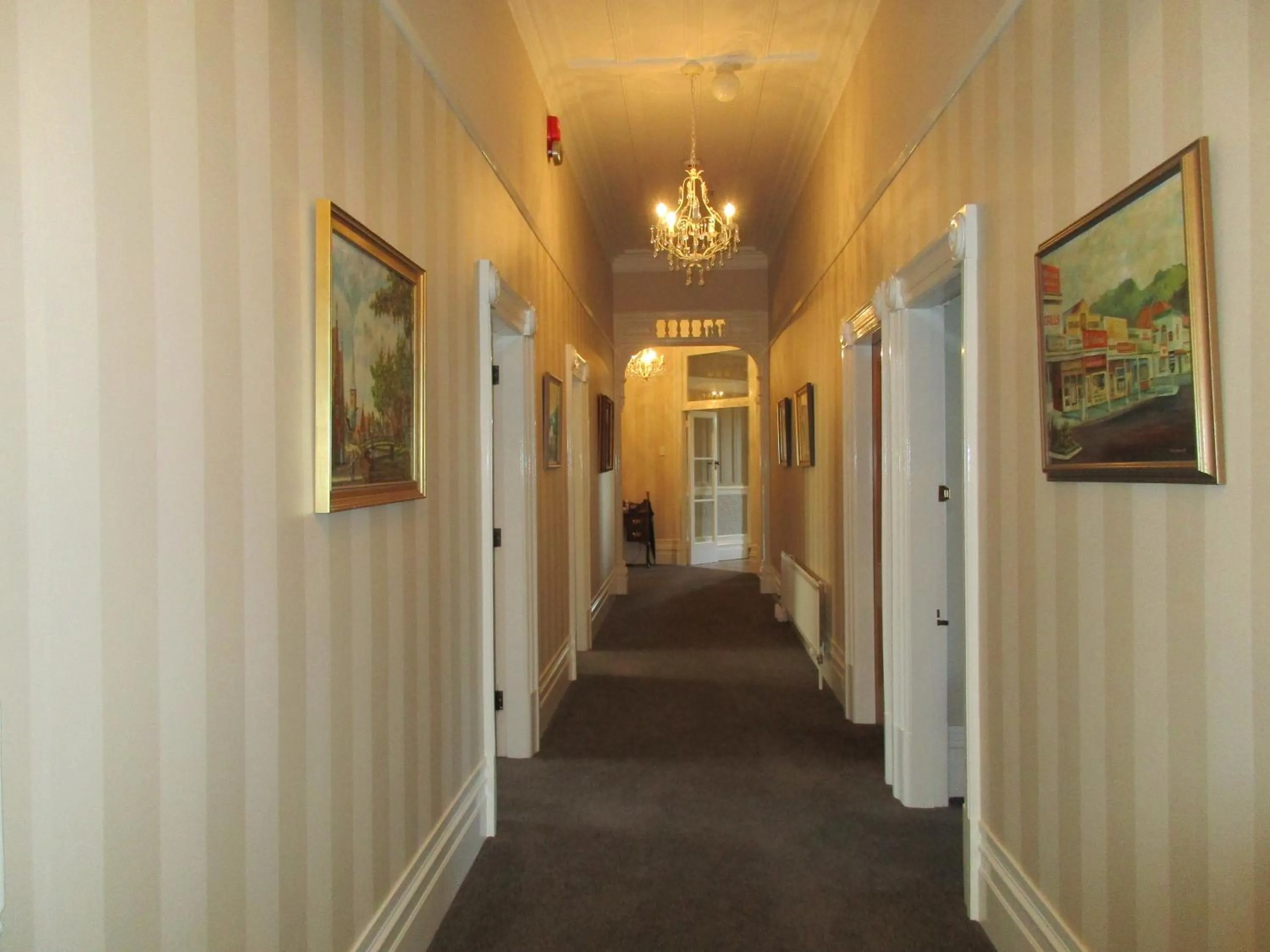 Property building in Valmai House & Motel Cambridge