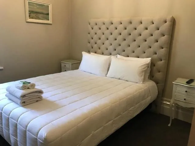 Queen Room with Shared Bathroom in Valmai House Cambridge