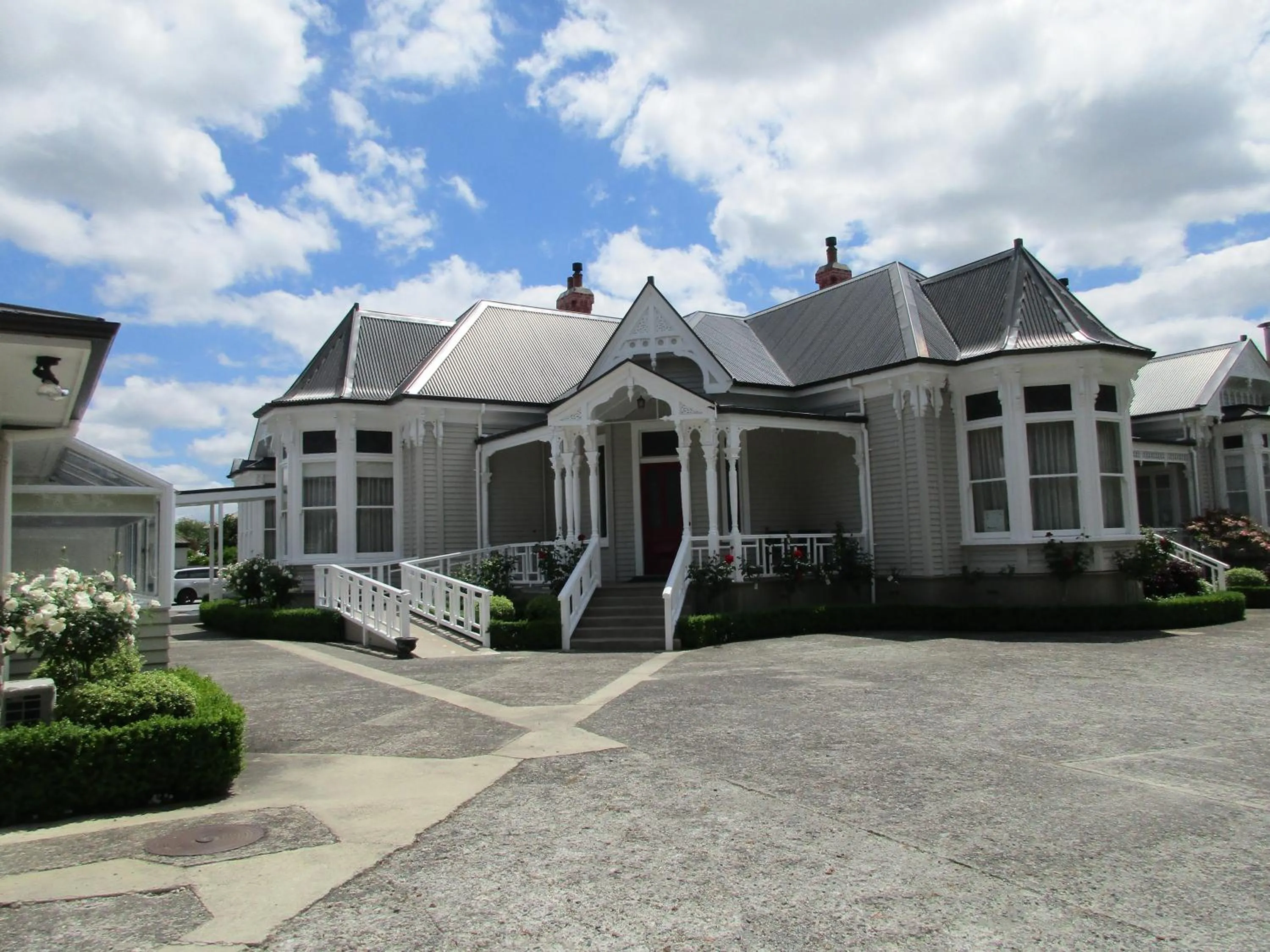 Property building in Valmai House & Motel Cambridge