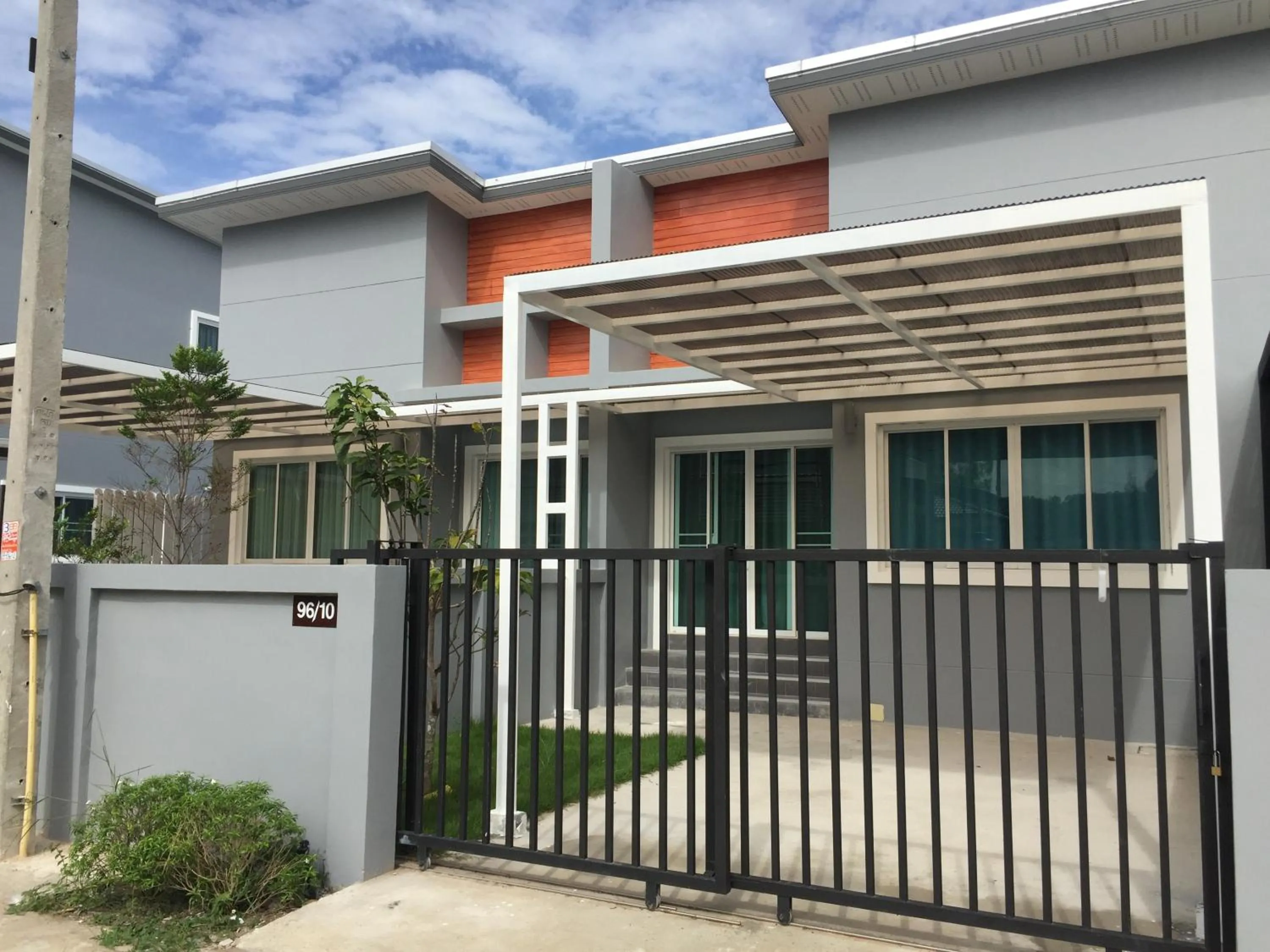 Facade/entrance, Balcony/Terrace in Mondara Vacation Home