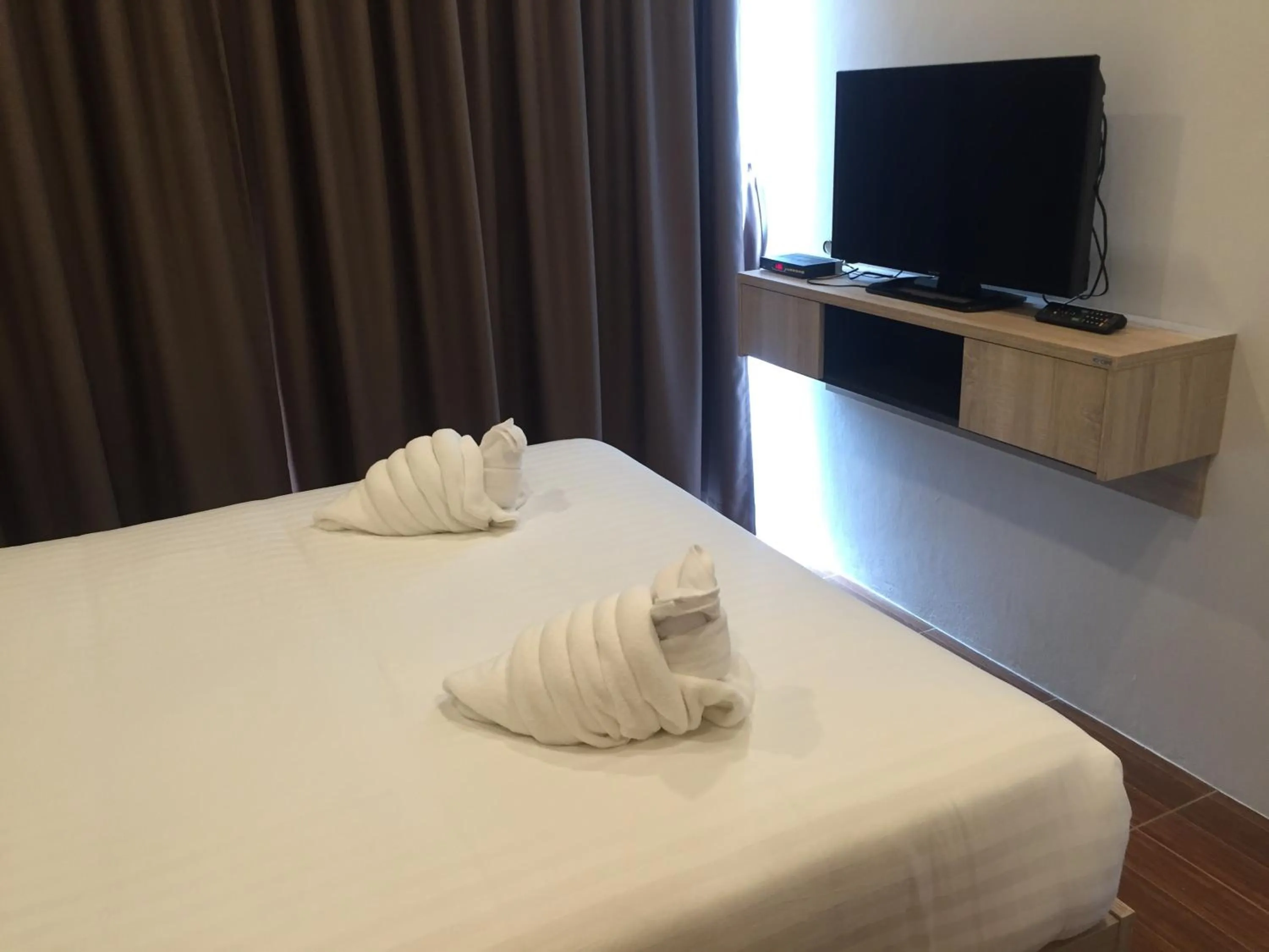 Bed, TV/Entertainment Center in Mondara Vacation Home