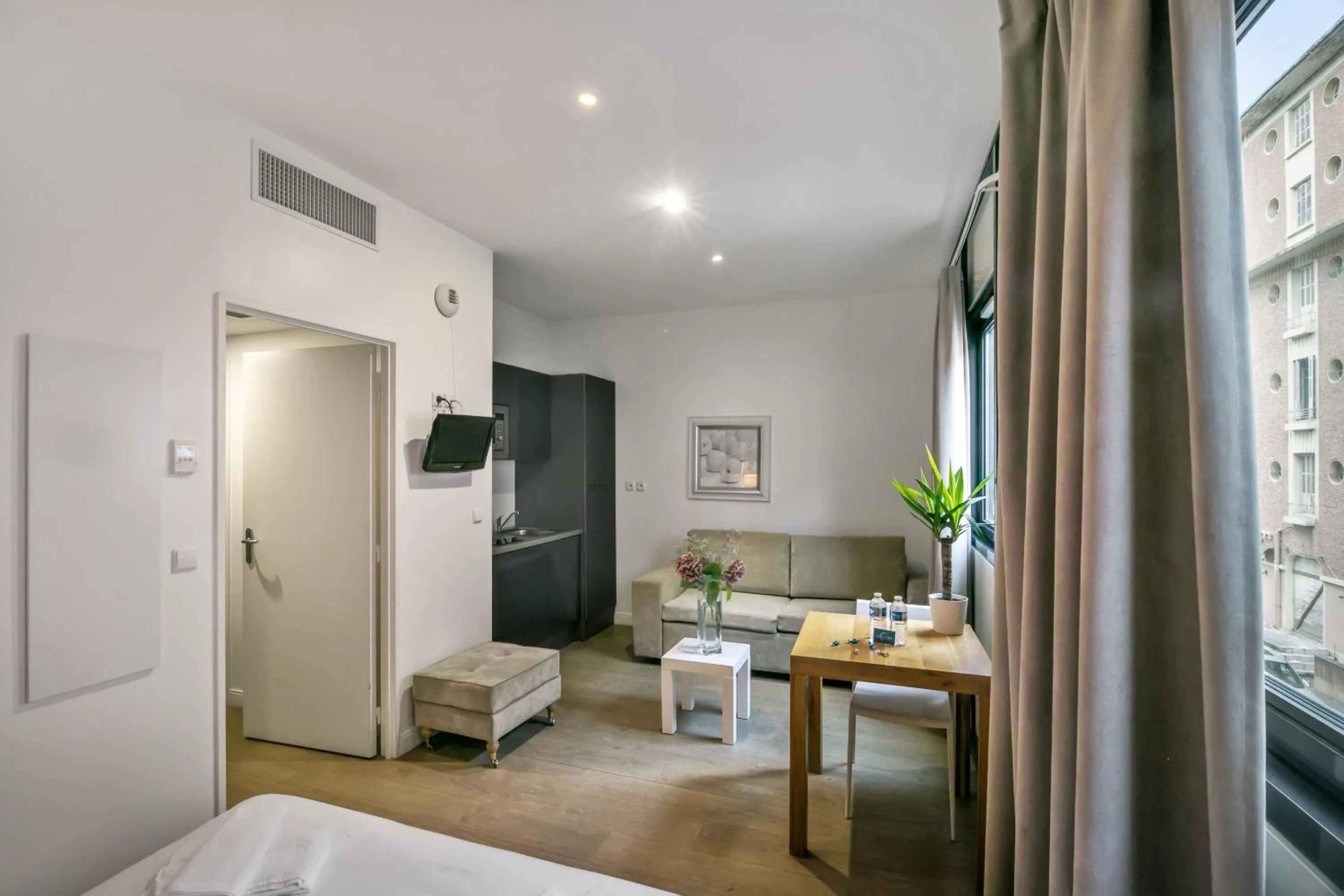 Seating area, Bed in Comfort Aparthotel Lourdes Lorda