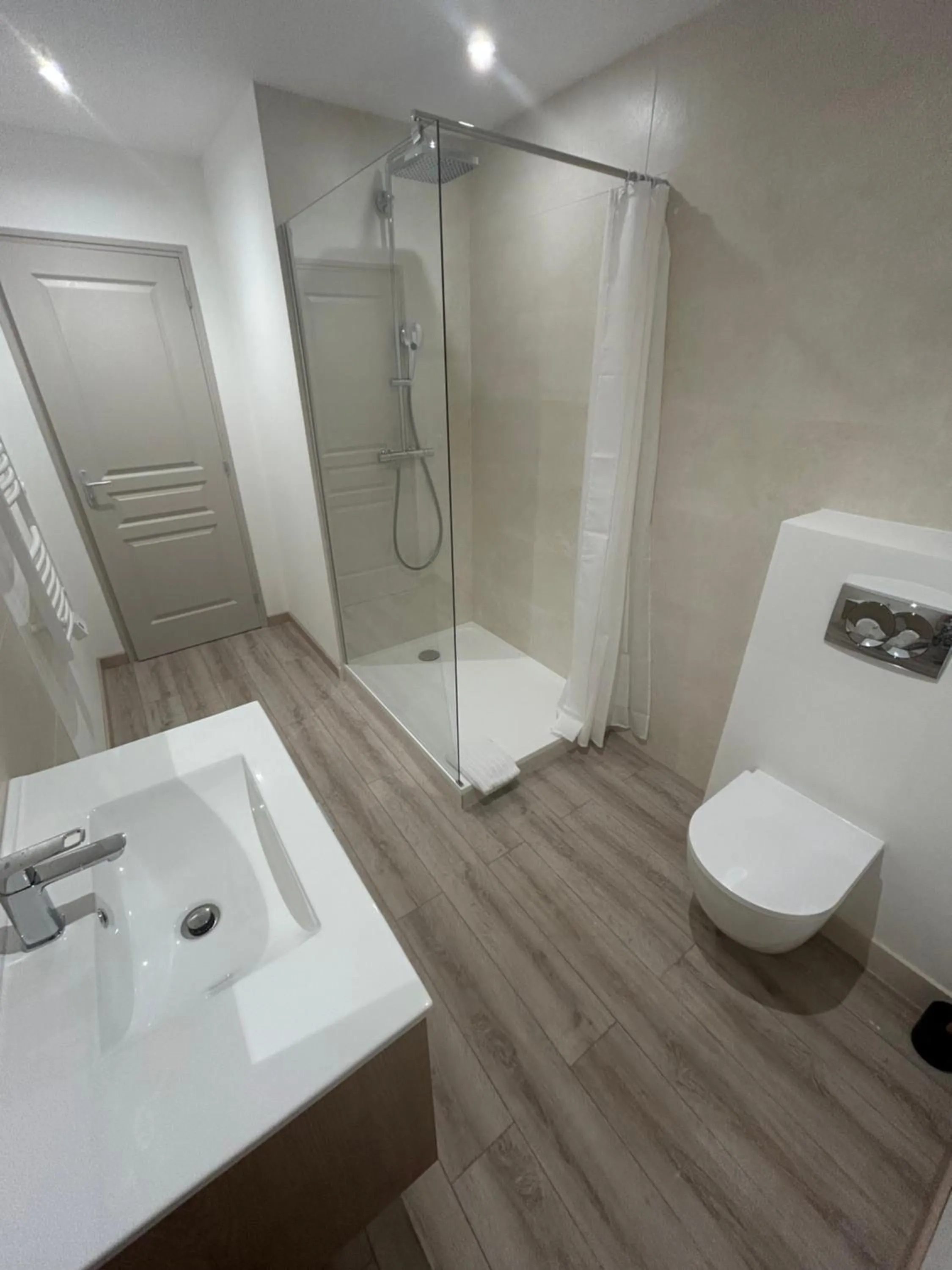 Bathroom in L'Aiglon Bylitis