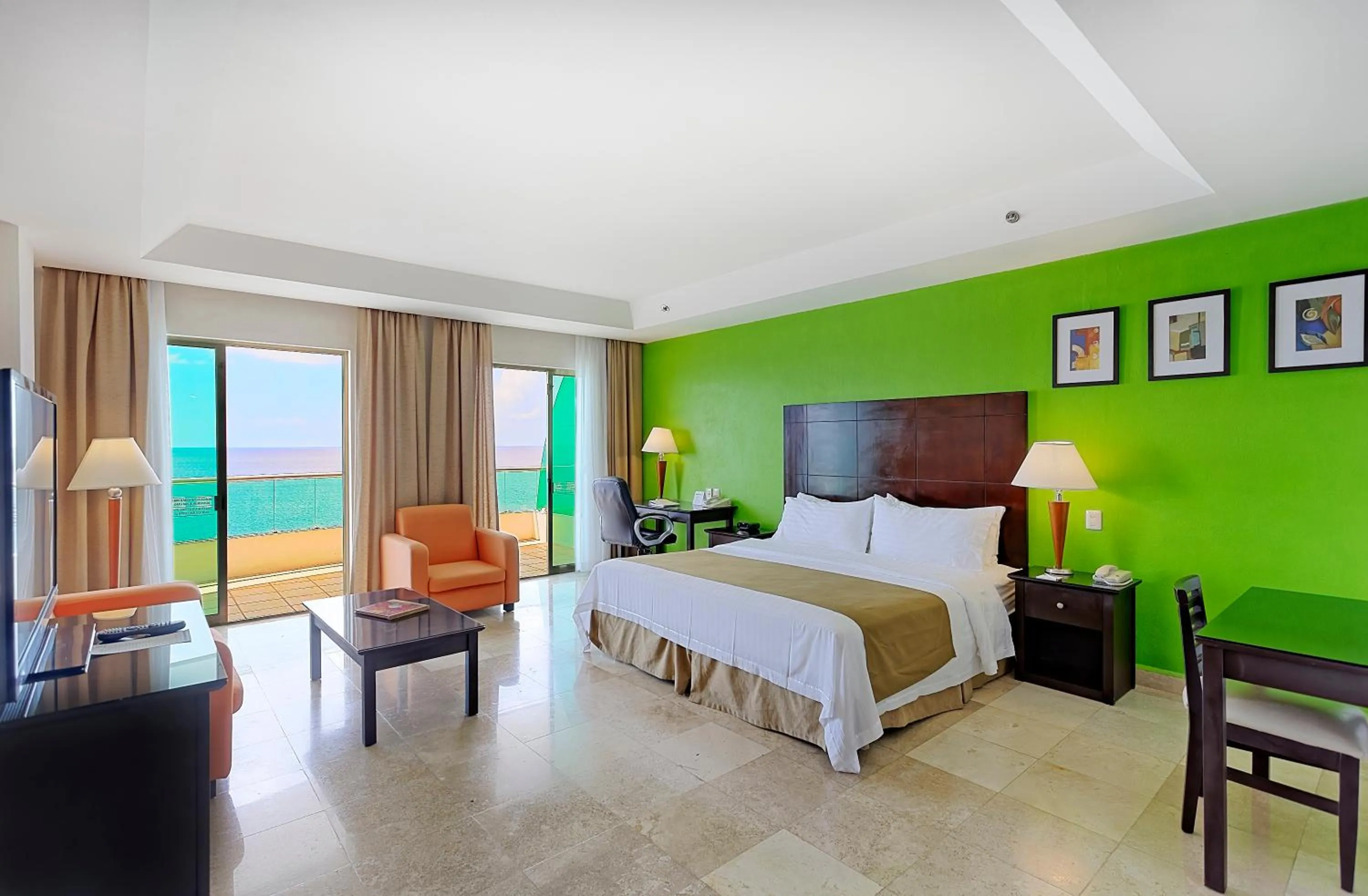 Photo of the whole room, Bed in Holiday Inn Campeche by IHG