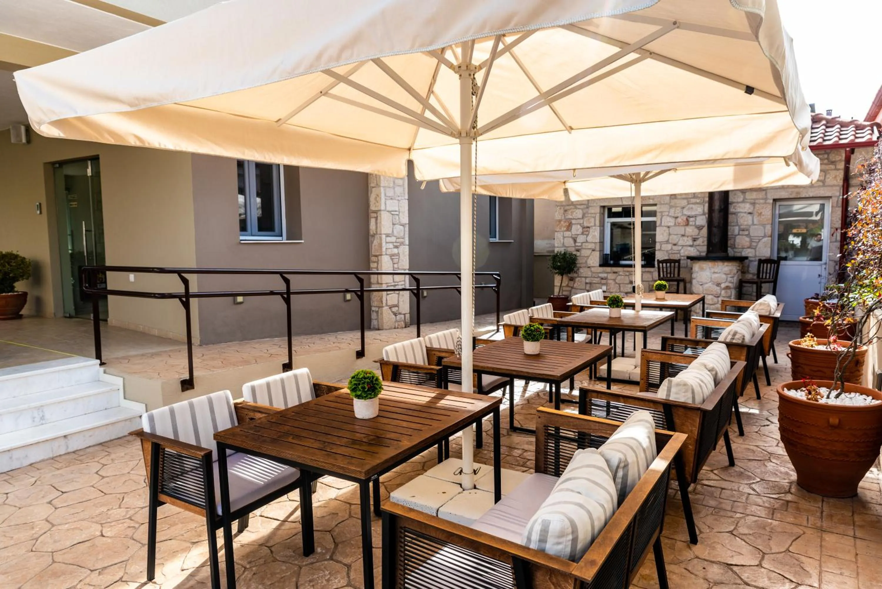 Restaurant/places to eat in Lagaria Luxury Rooms