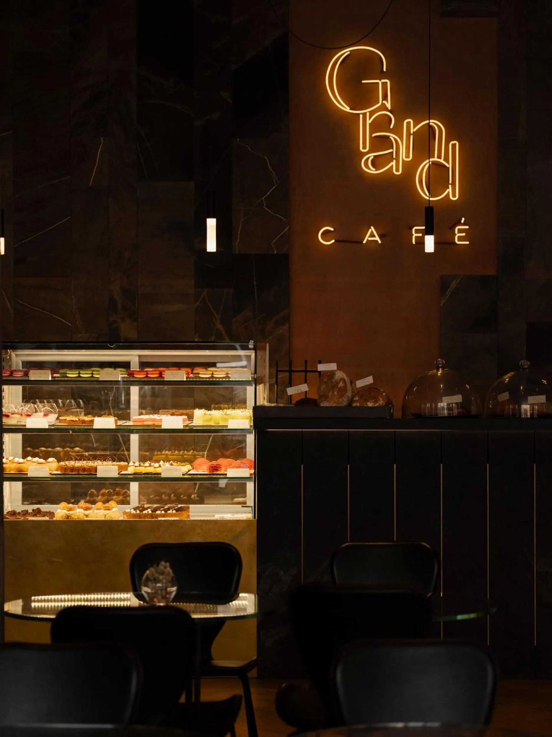 Restaurant/places to eat in Grand Hotel