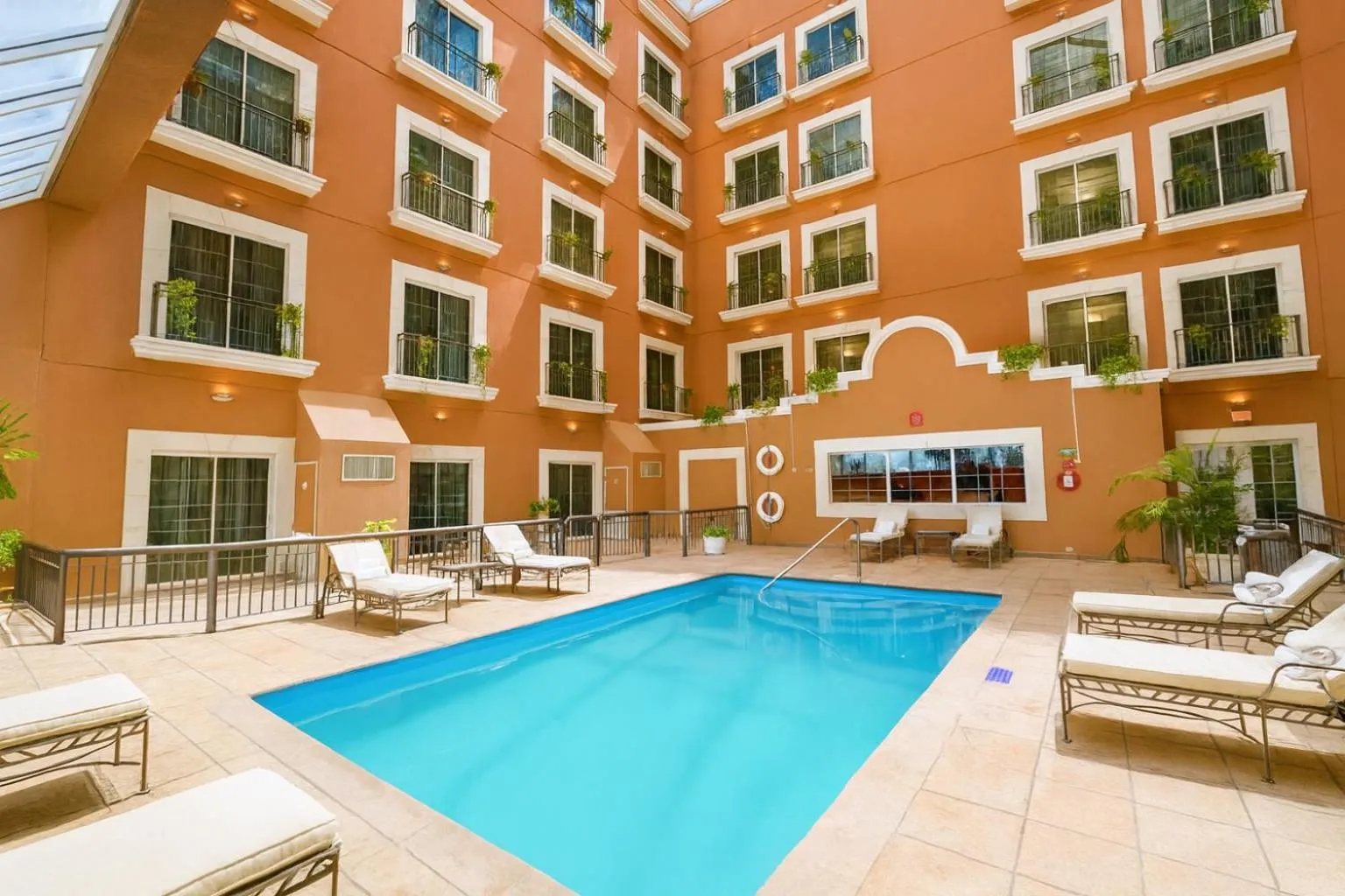 Swimming pool in iStay Hotel Ciudad Victoria