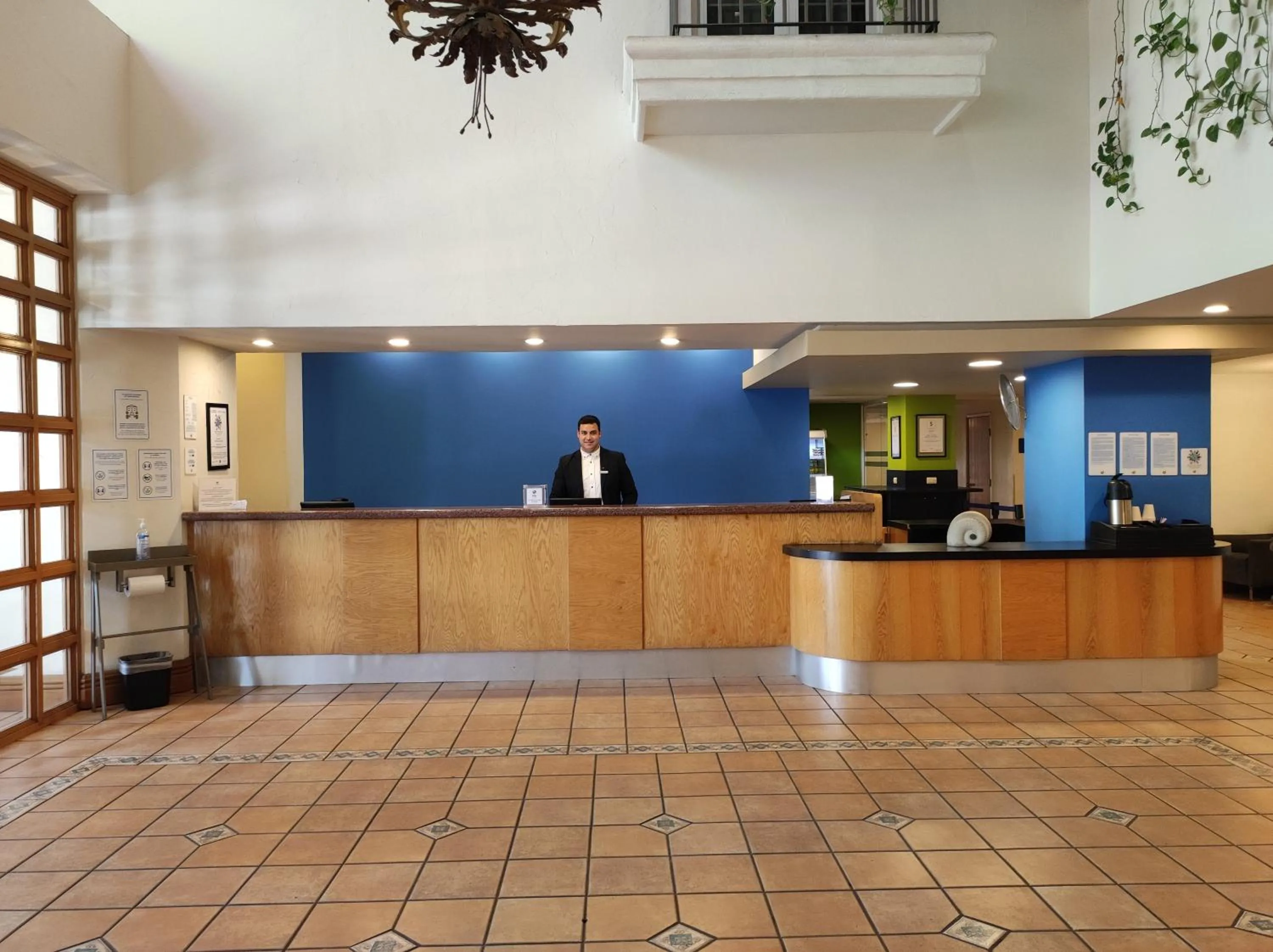 Lobby or reception in iStay Hotel Ciudad Victoria