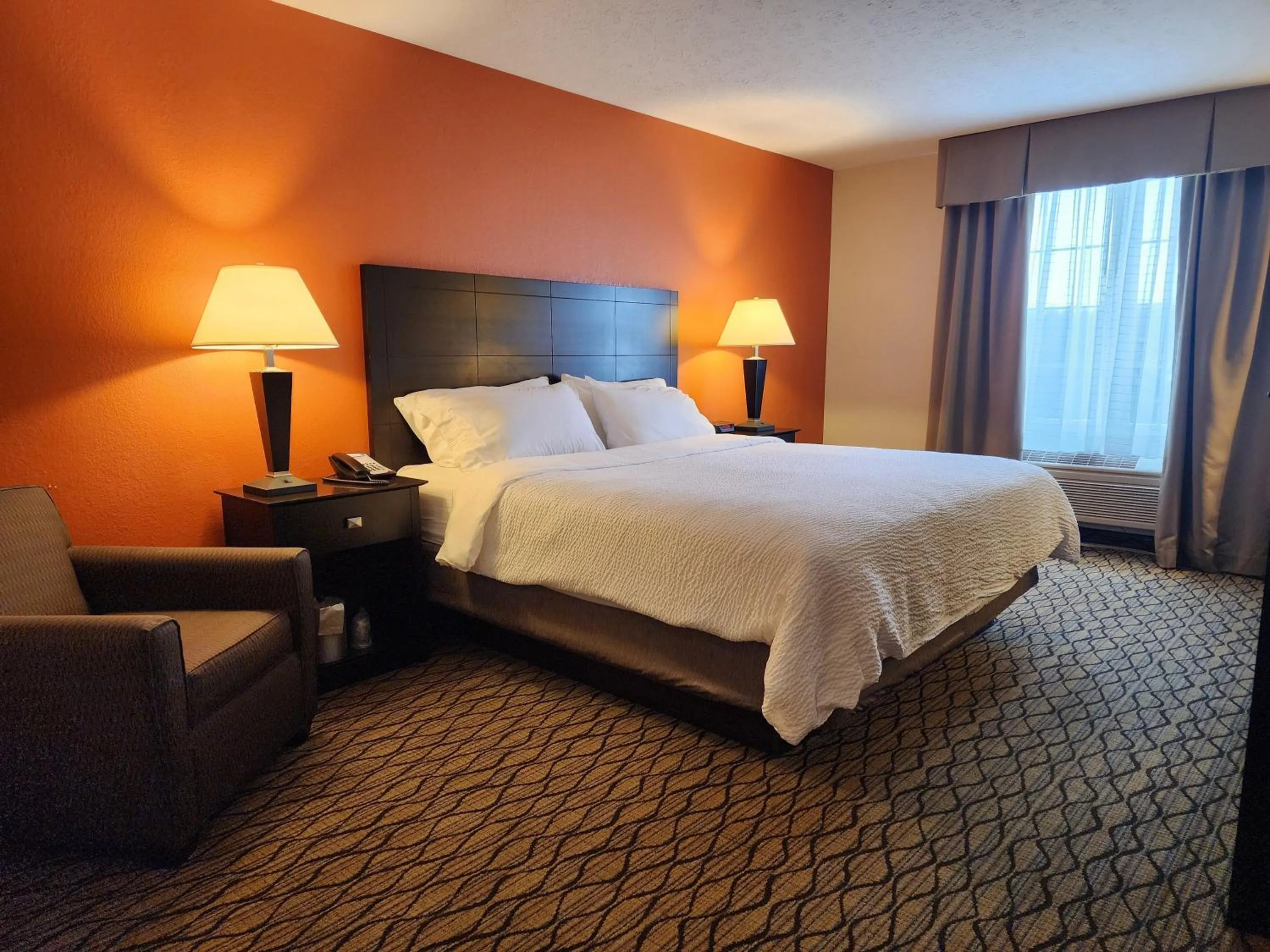 Photo of the whole room, Bed in Holiday Inn Express Hotel & Suites Cadillac by IHG