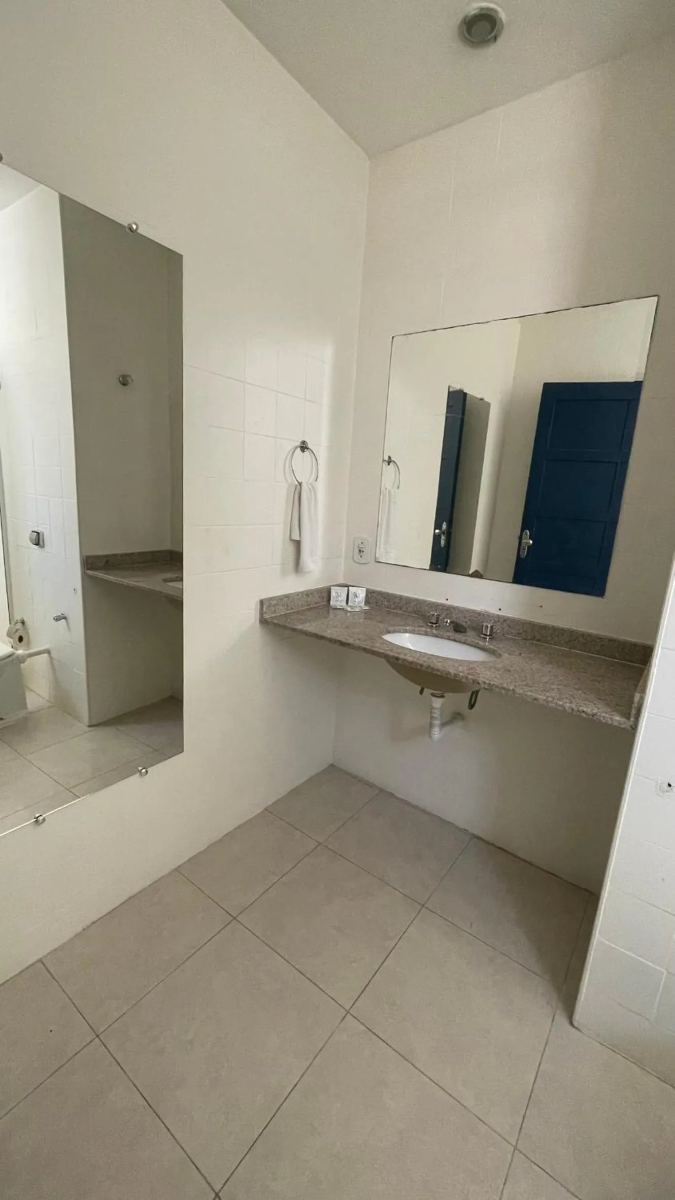 Bathroom in Copacabana Blue Hotel