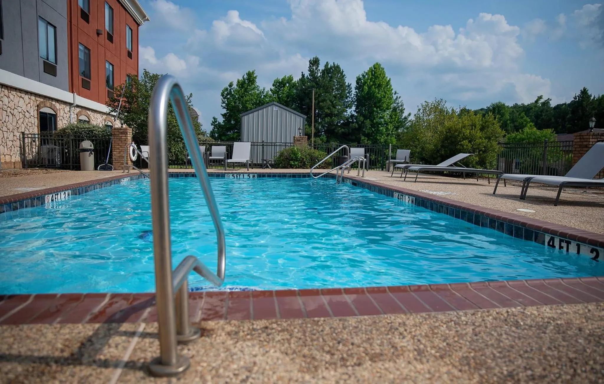 Swimming pool in Holiday Inn Express Hotel & Suites Center by IHG