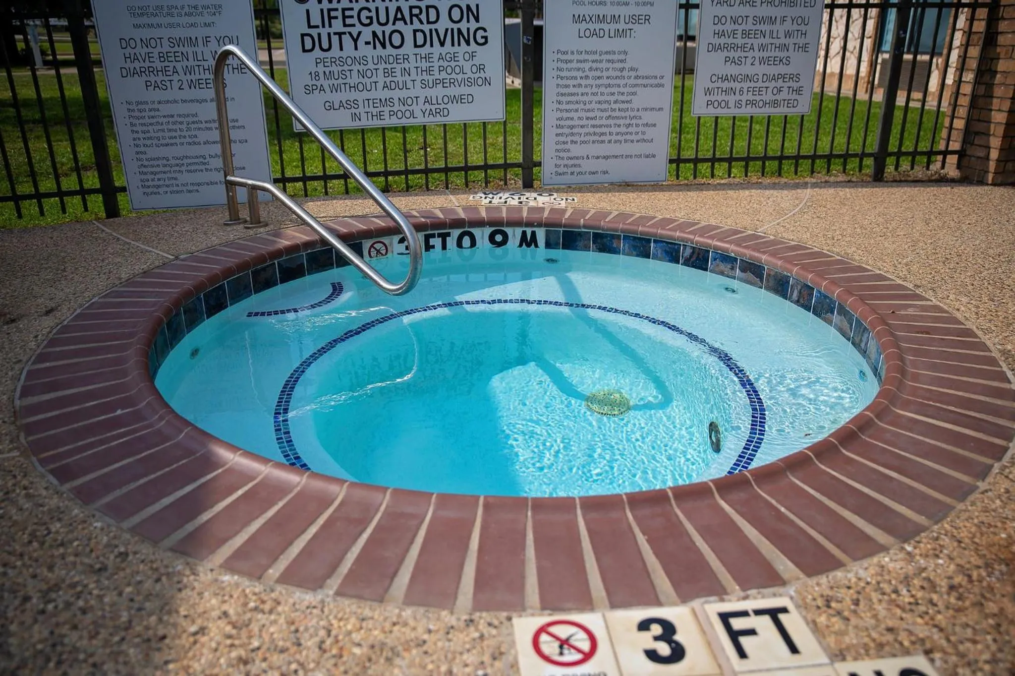 Swimming pool in Holiday Inn Express Hotel & Suites Center by IHG