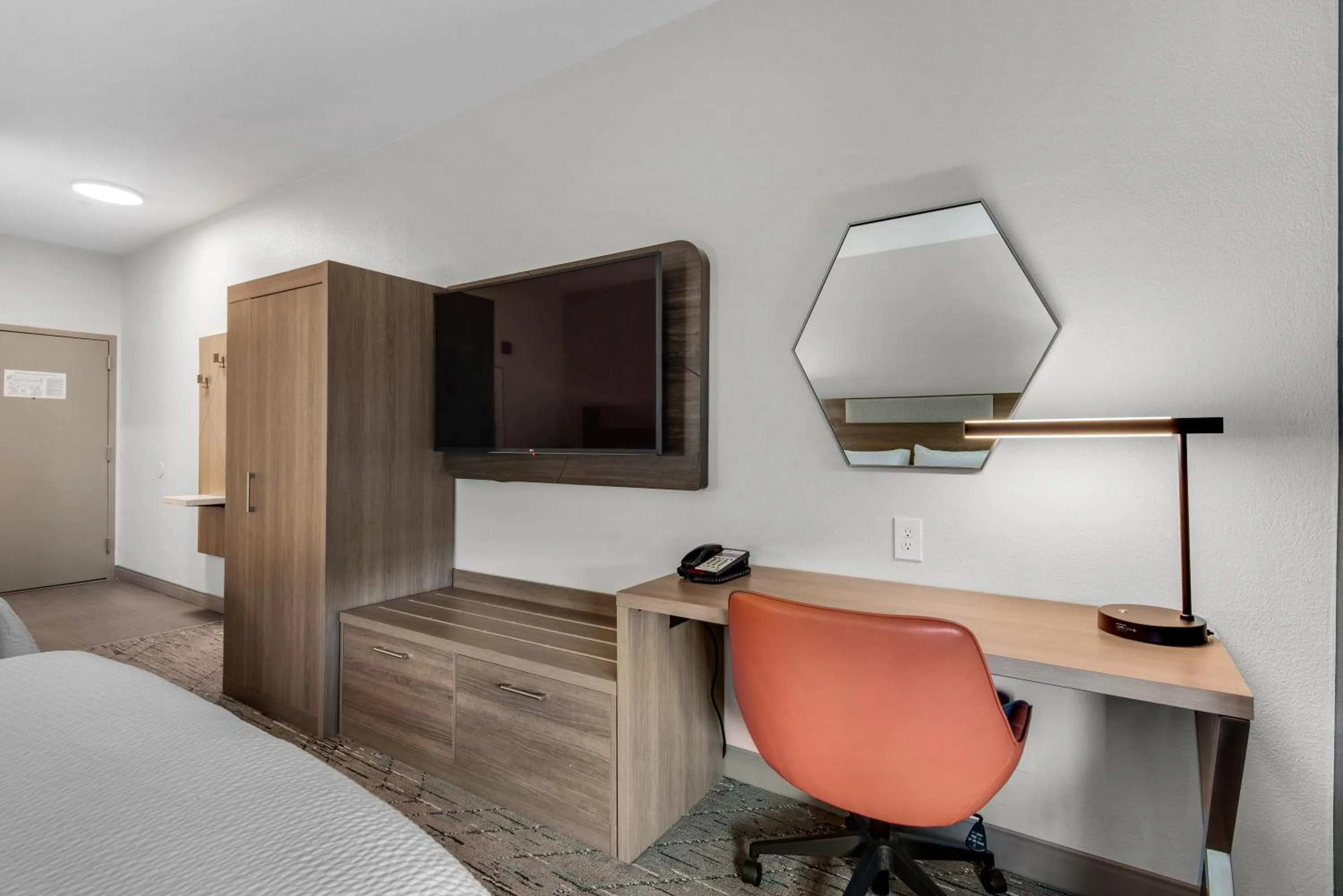 TV and multimedia, Bed in Holiday Inn Express Destin E - Commons Mall Area by IHG