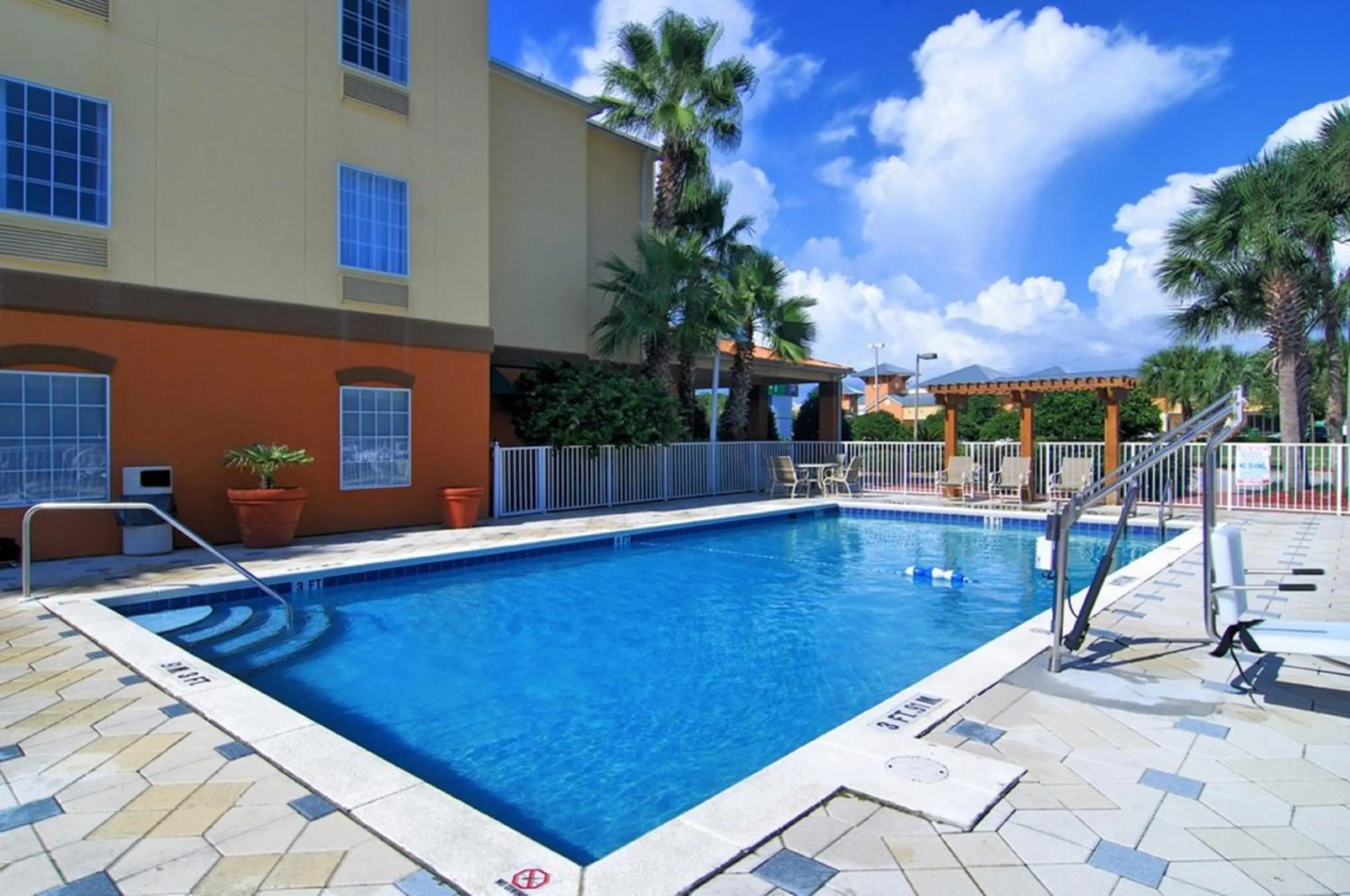 Swimming pool in Holiday Inn Express Destin E - Commons Mall Area by IHG