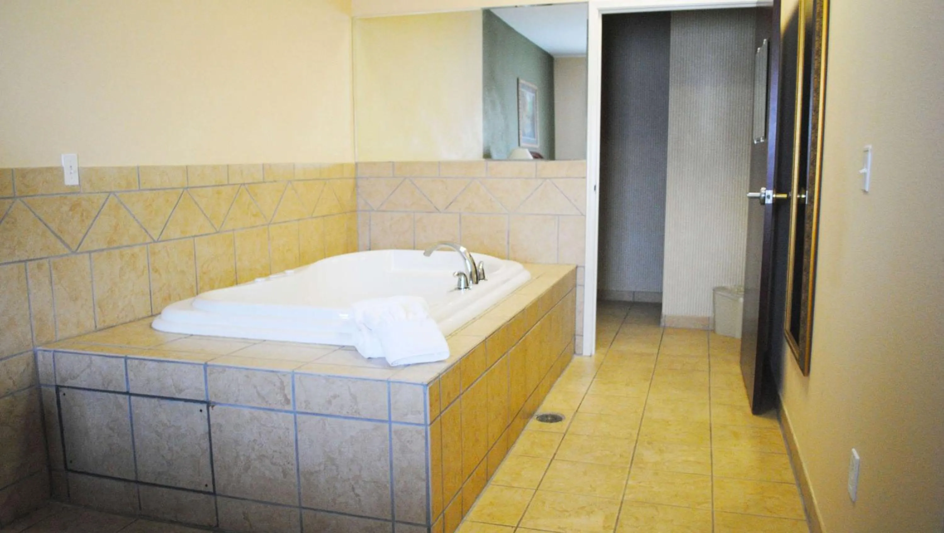 Photo of the whole room in Magnuson Hotel Commerce