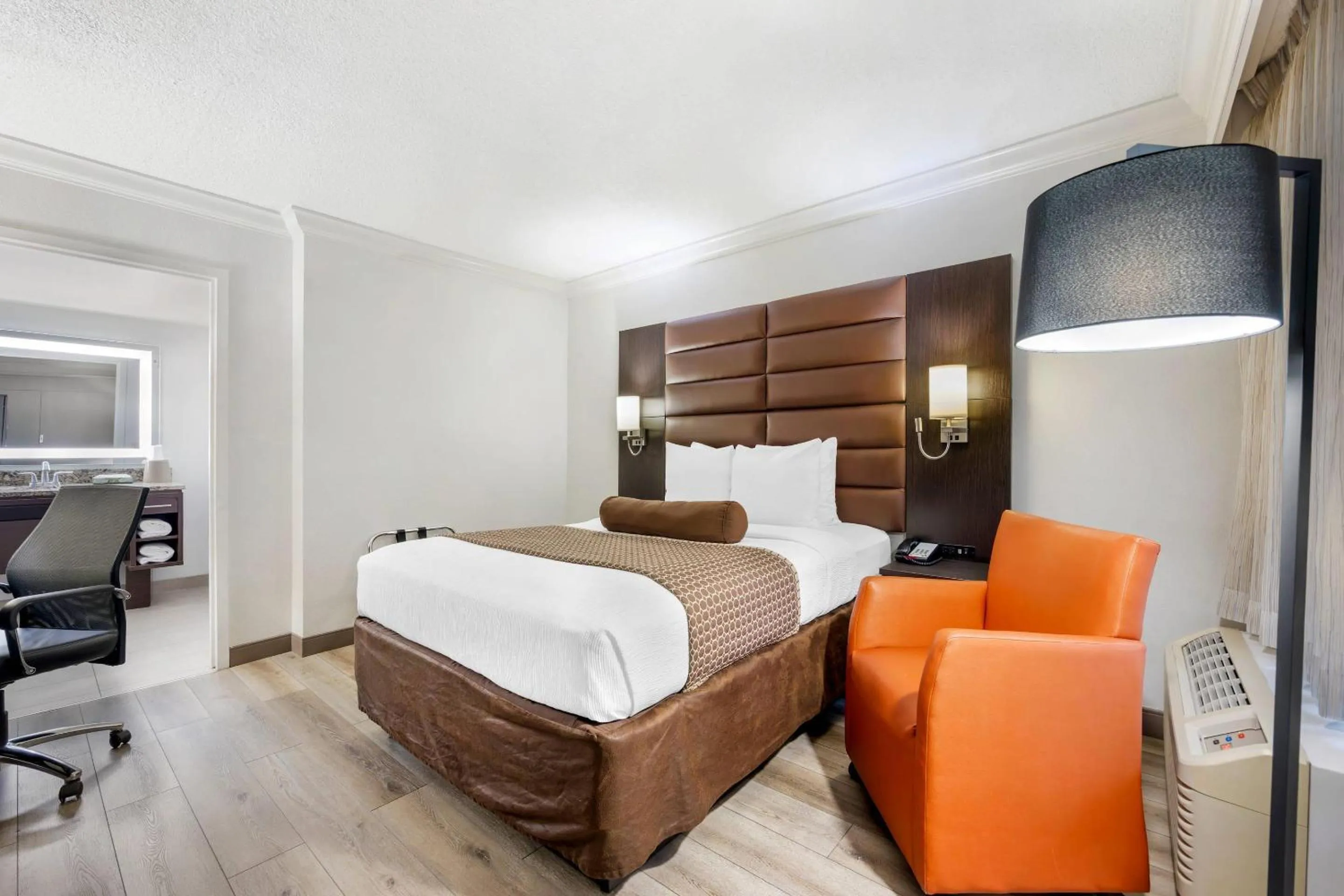 Bedroom, Bed in The Capitol Hotel Downtown, an Ascend Collection Hotel