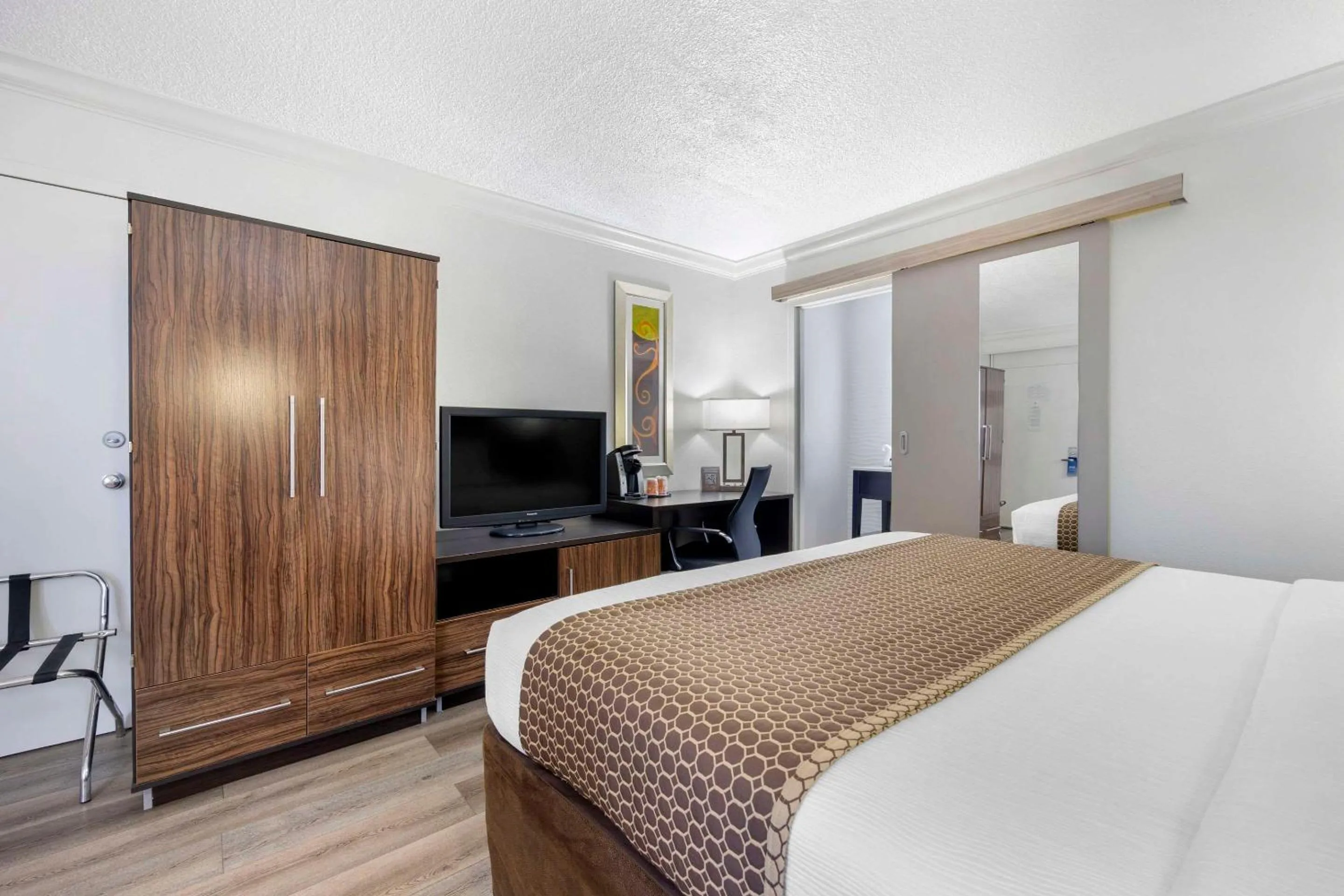 Bedroom, Bed in The Capitol Hotel Downtown, an Ascend Collection Hotel