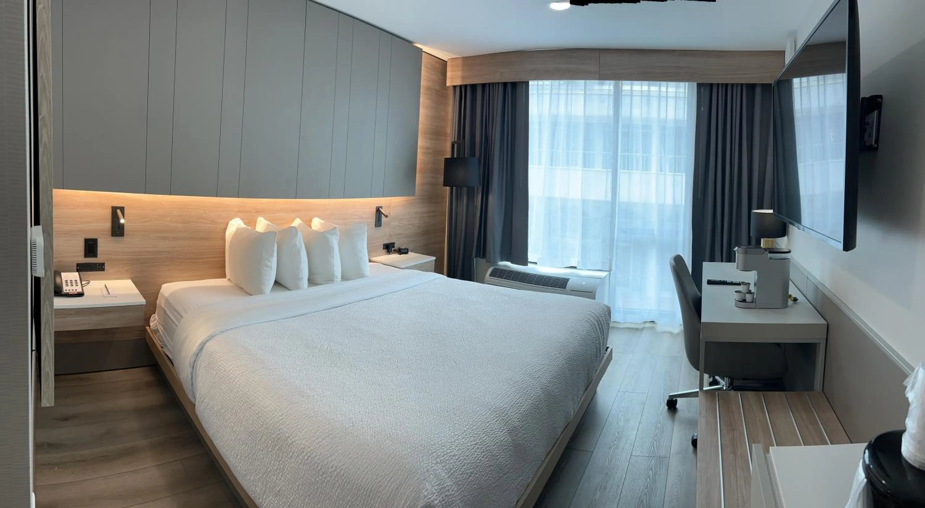 Photo of the whole room, Bed in The Capitol Hotel Downtown, an Ascend Collection Hotel