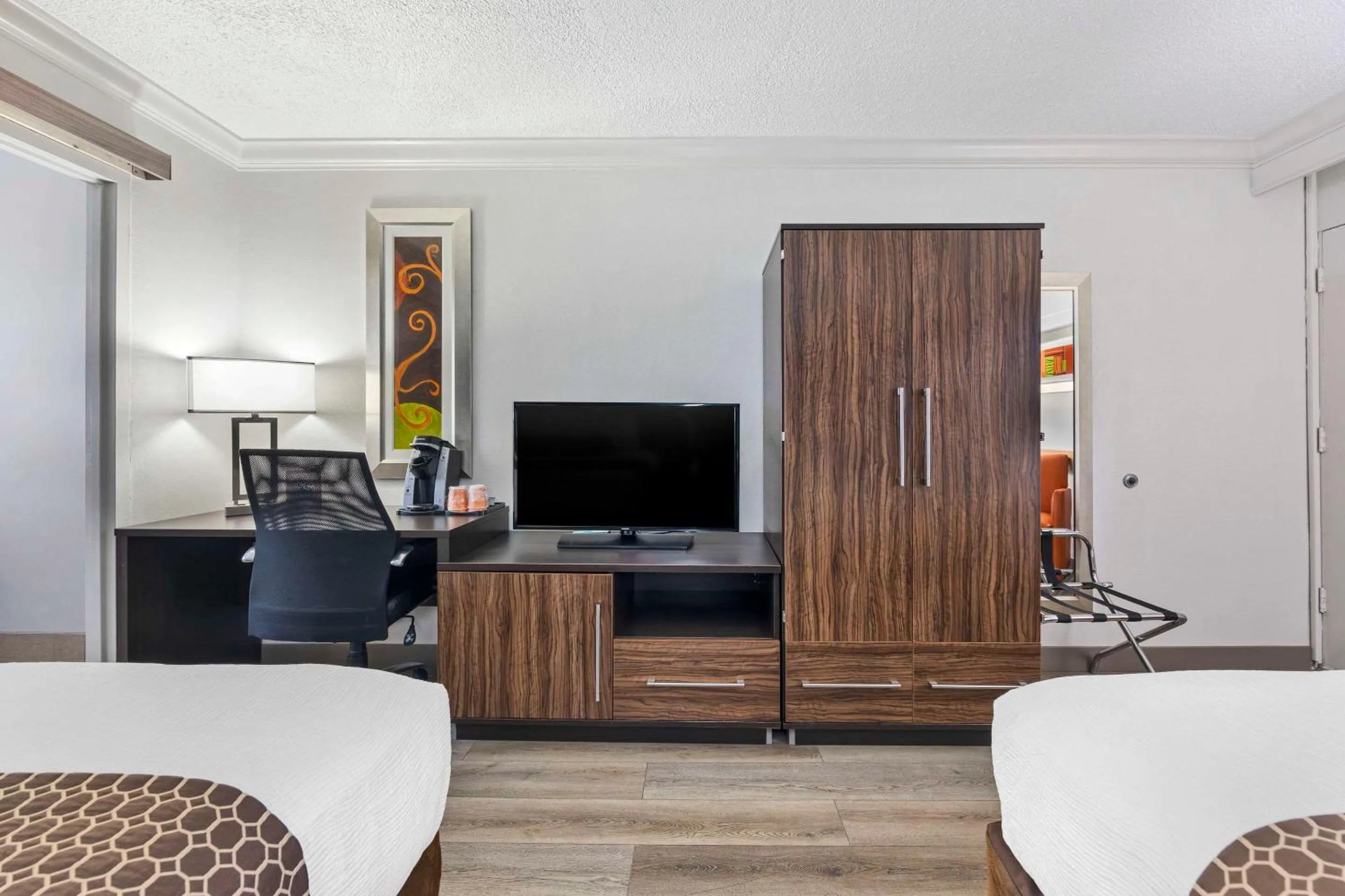 Bedroom, Bed in The Capitol Hotel Downtown, an Ascend Collection Hotel