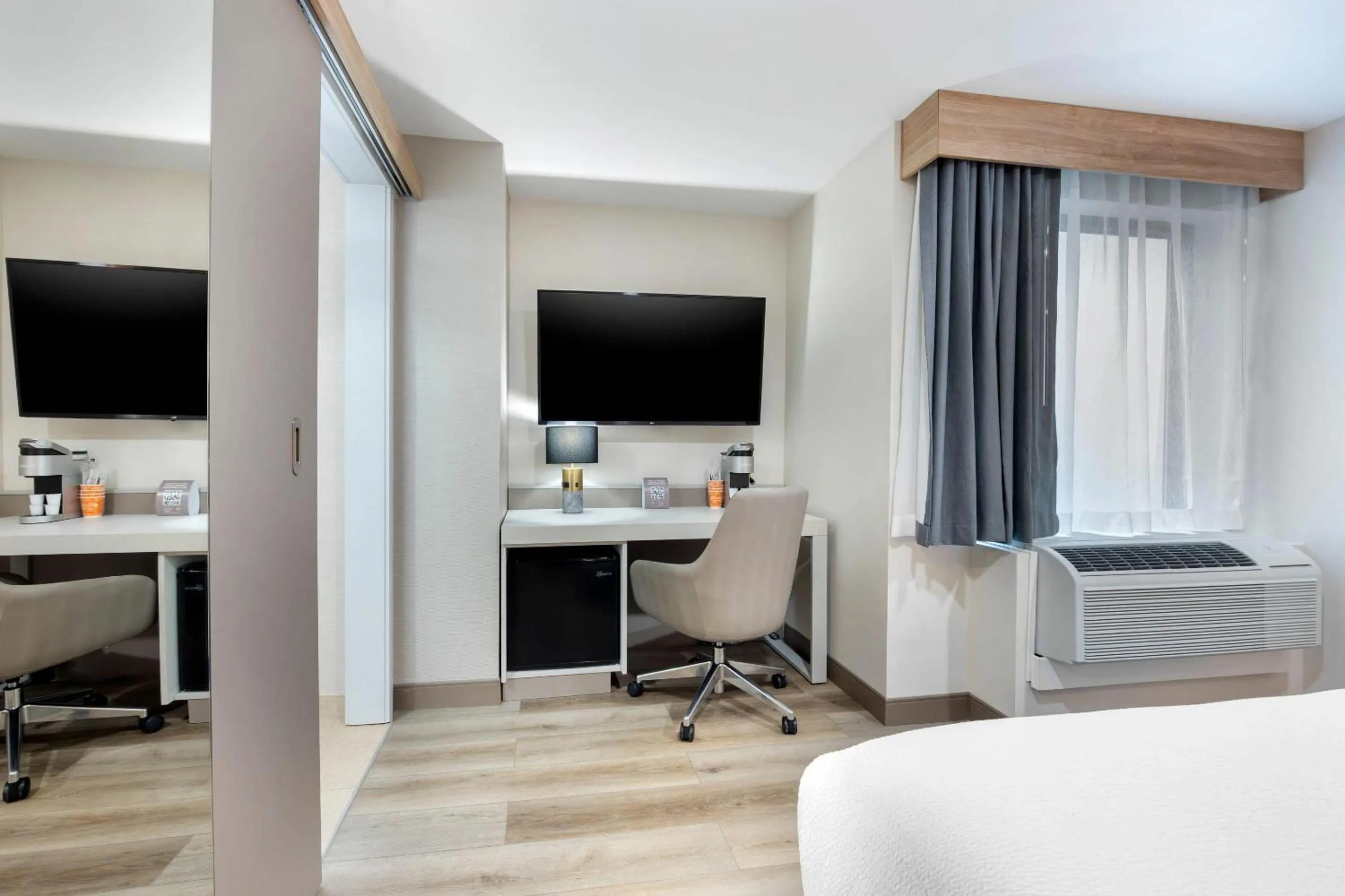 Bedroom, Bed in The Capitol Hotel Downtown, an Ascend Collection Hotel