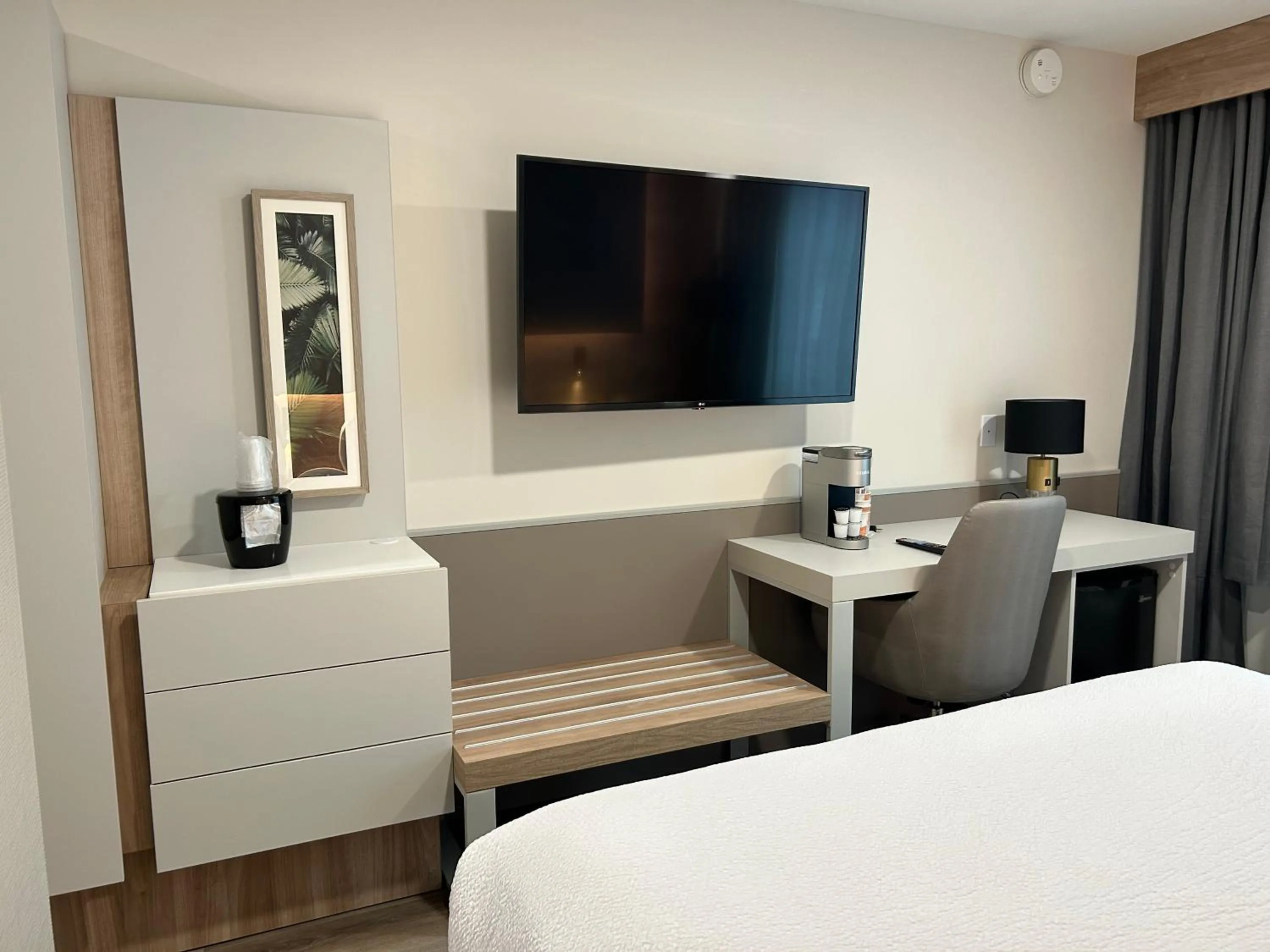 hair dresser, Bed in The Capitol Hotel Downtown, an Ascend Collection Hotel