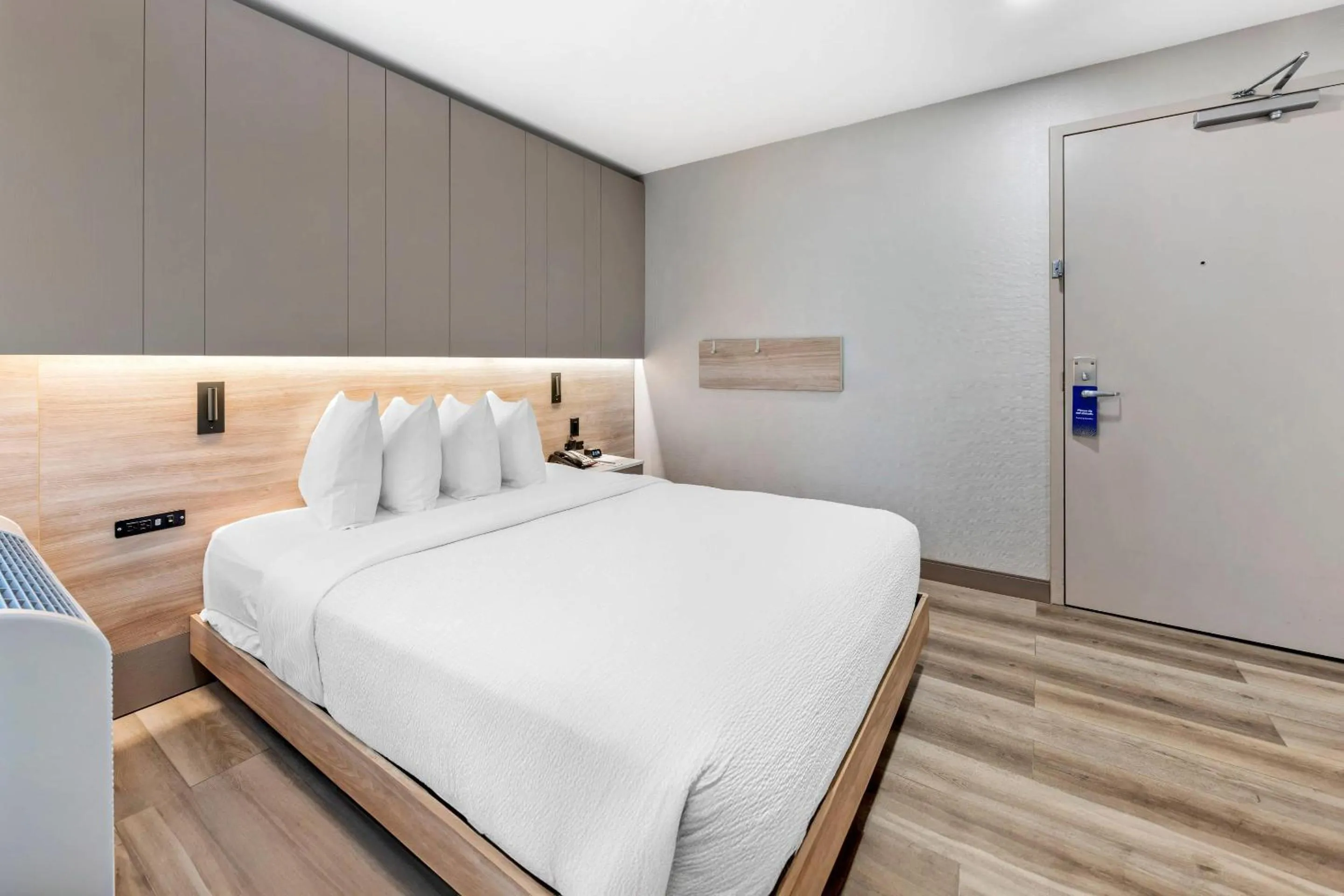 Bedroom, Bed in The Capitol Hotel Downtown, an Ascend Collection Hotel