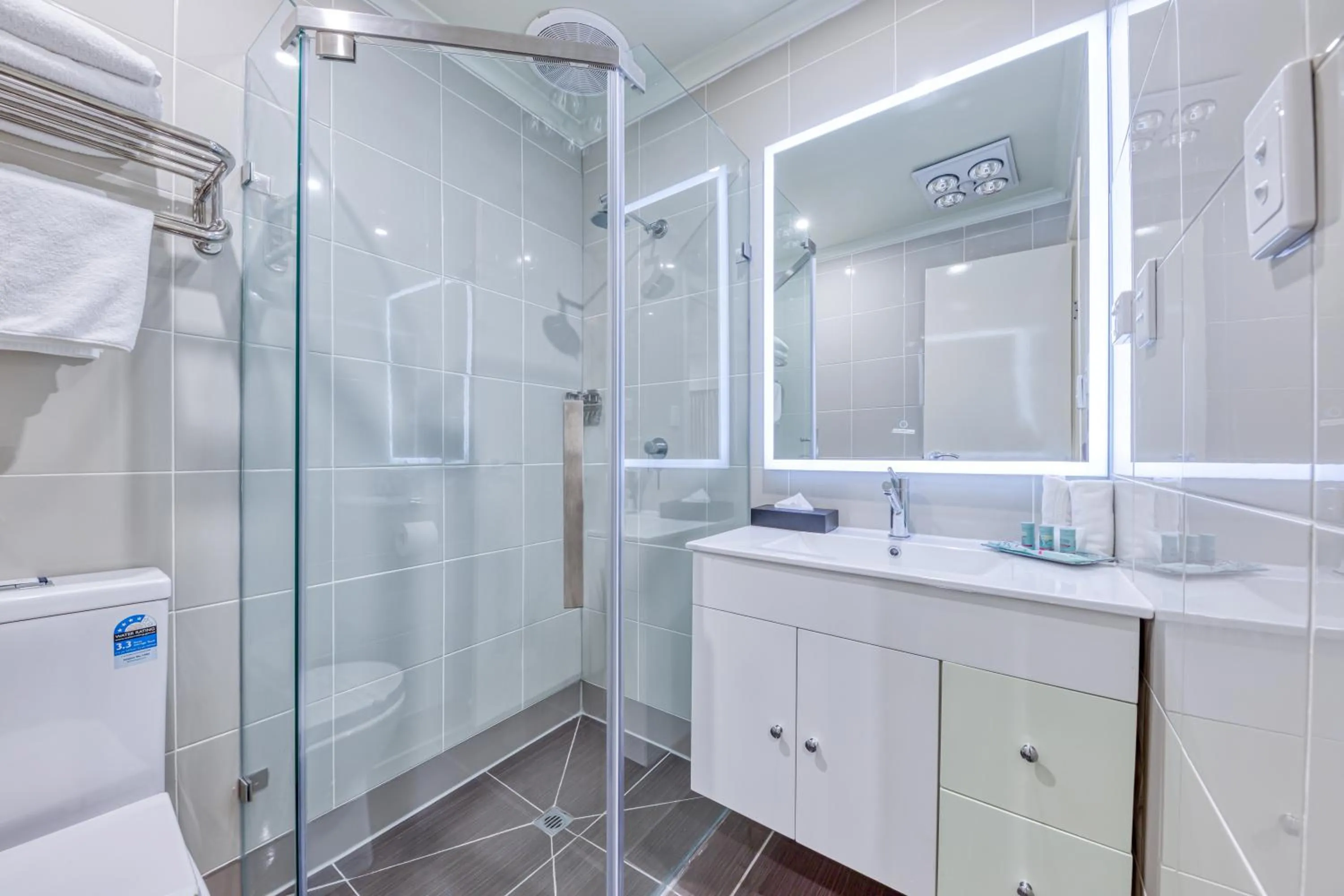 Shower in Best Western Melbourne Airport