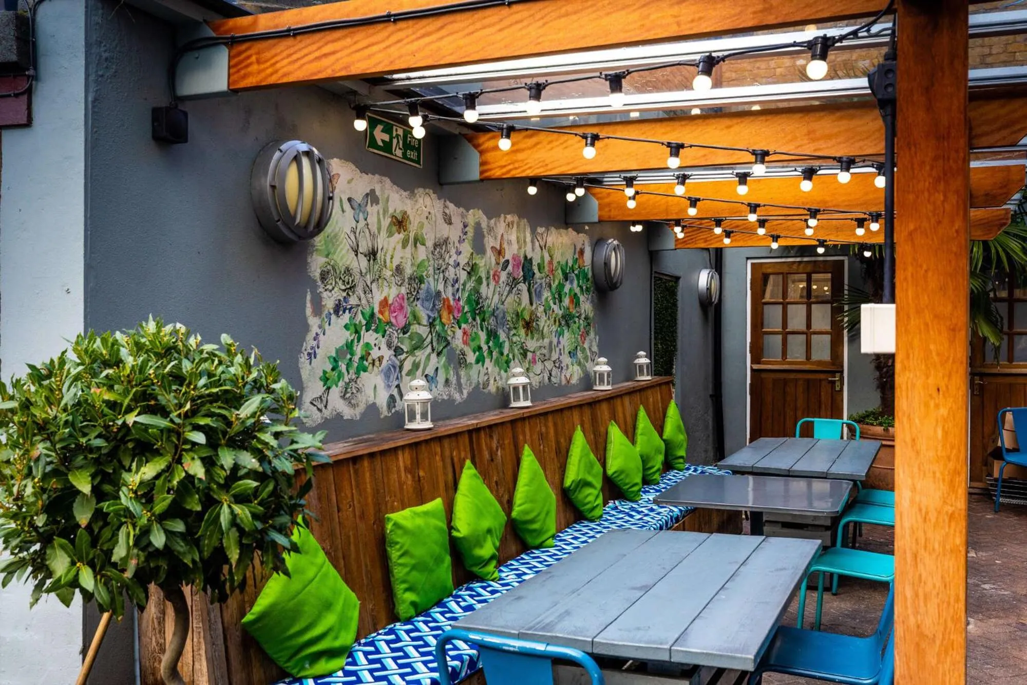 Restaurant/places to eat in The Brook Green Hotel