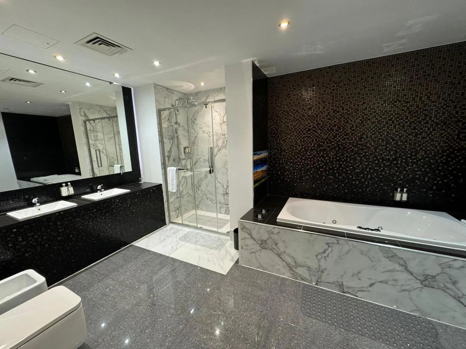 Shower in Rafayel Hotel & Spa