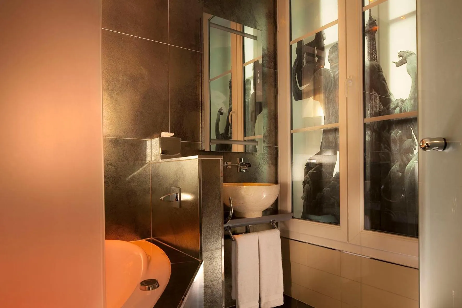 Hot Tub in Secret de Paris - Hotel & Spa