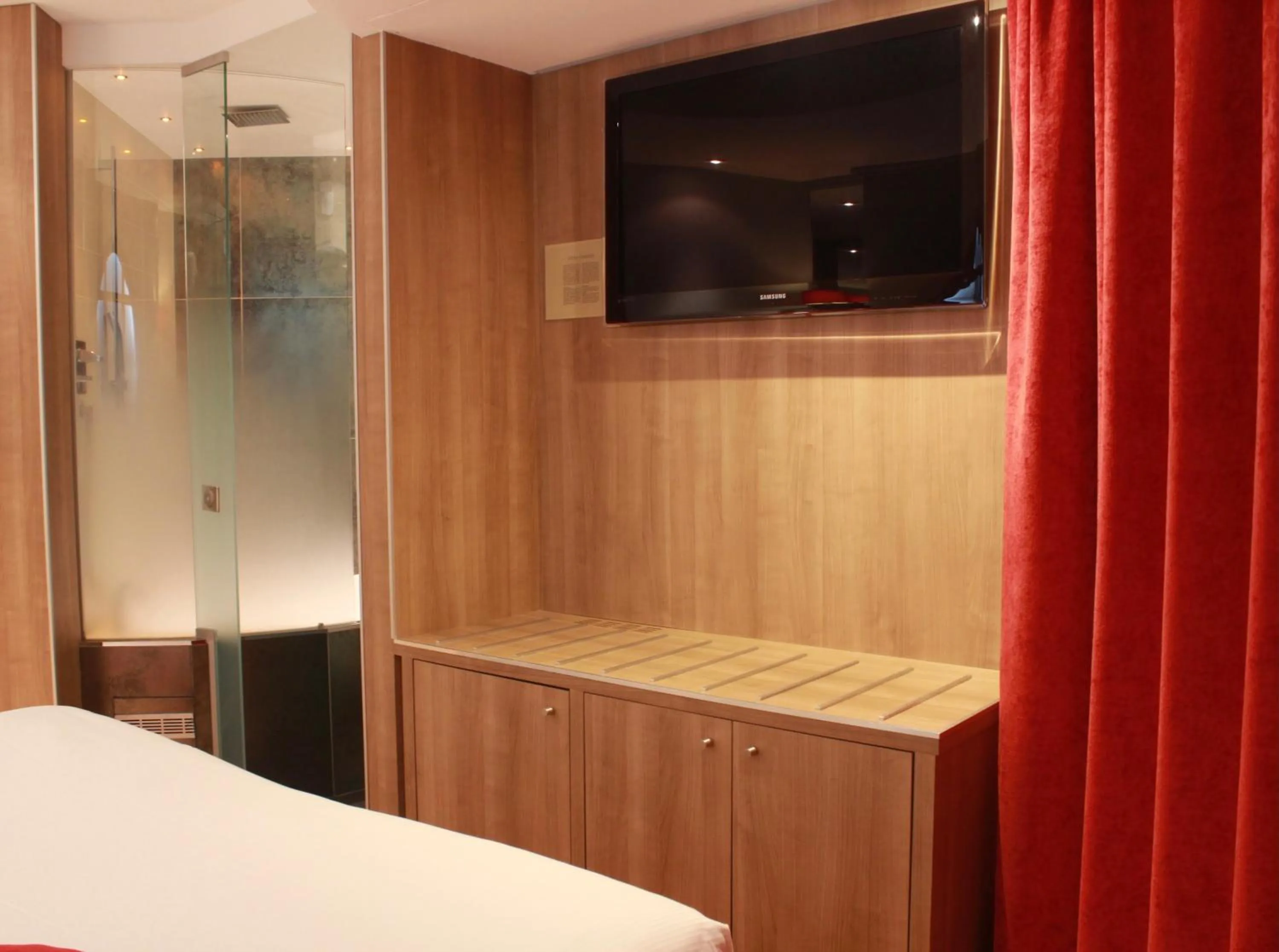 TV and multimedia, Bed in Secret de Paris - Hotel & Spa