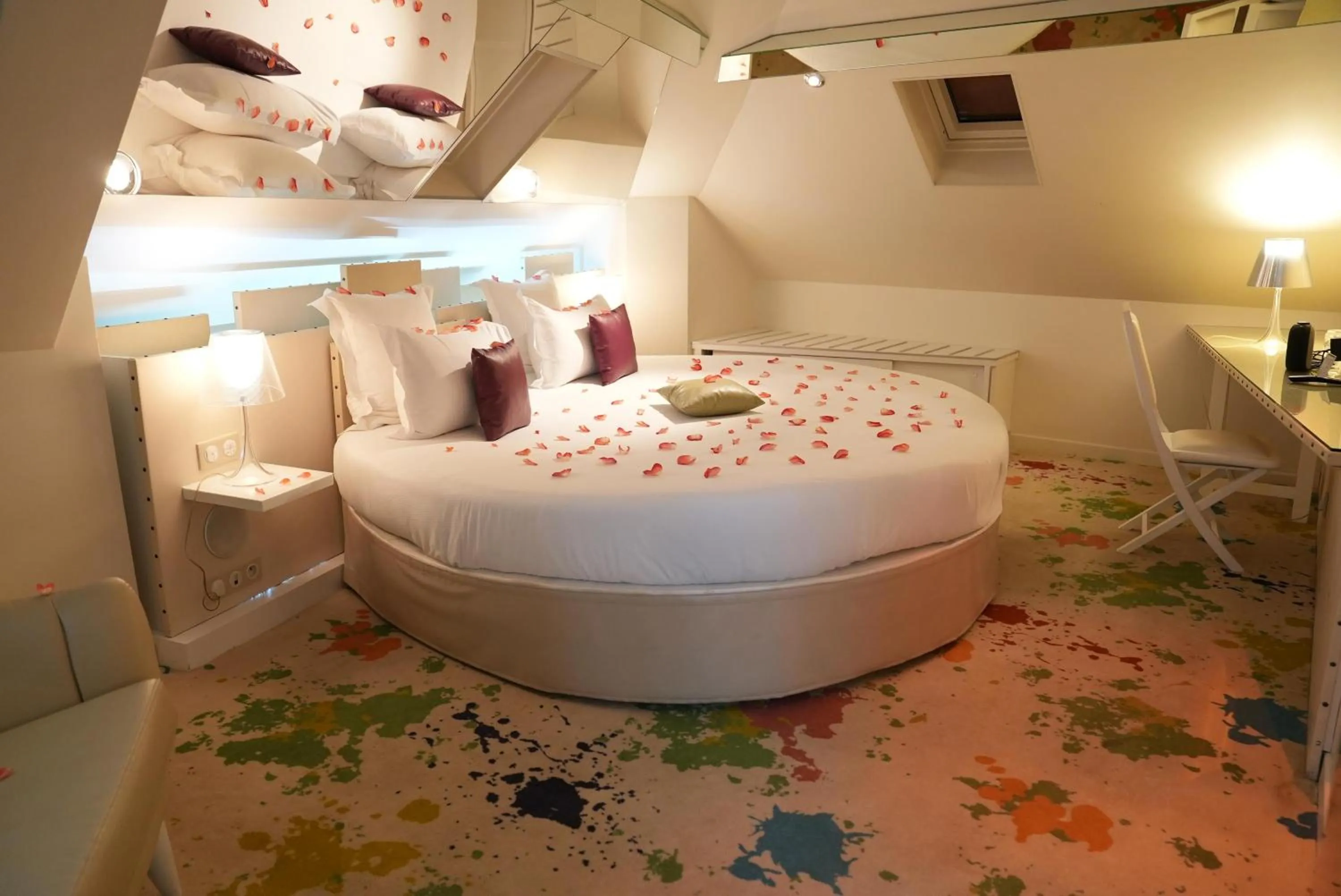 Bedroom, Bed in Secret de Paris - Hotel & Spa