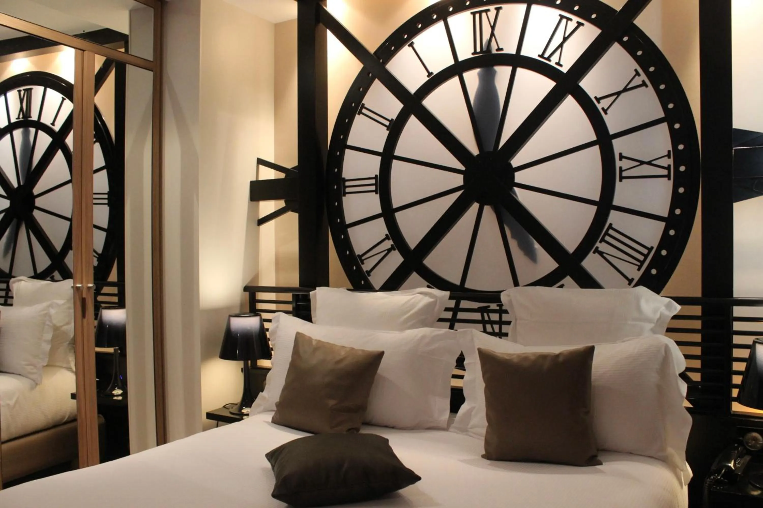 TV and multimedia, Bed in Secret de Paris - Hotel & Spa