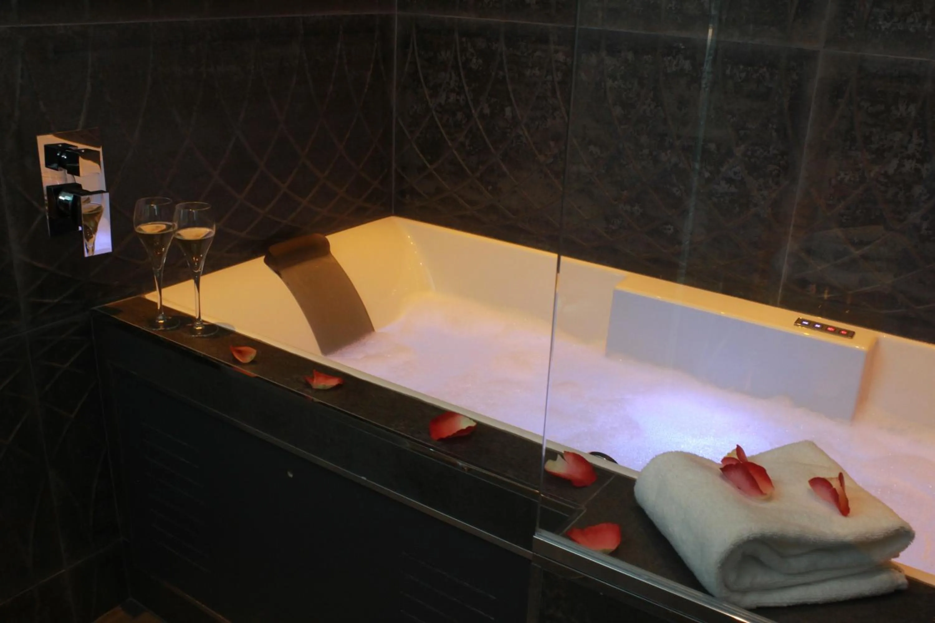 Hot Tub in Secret de Paris - Hotel & Spa