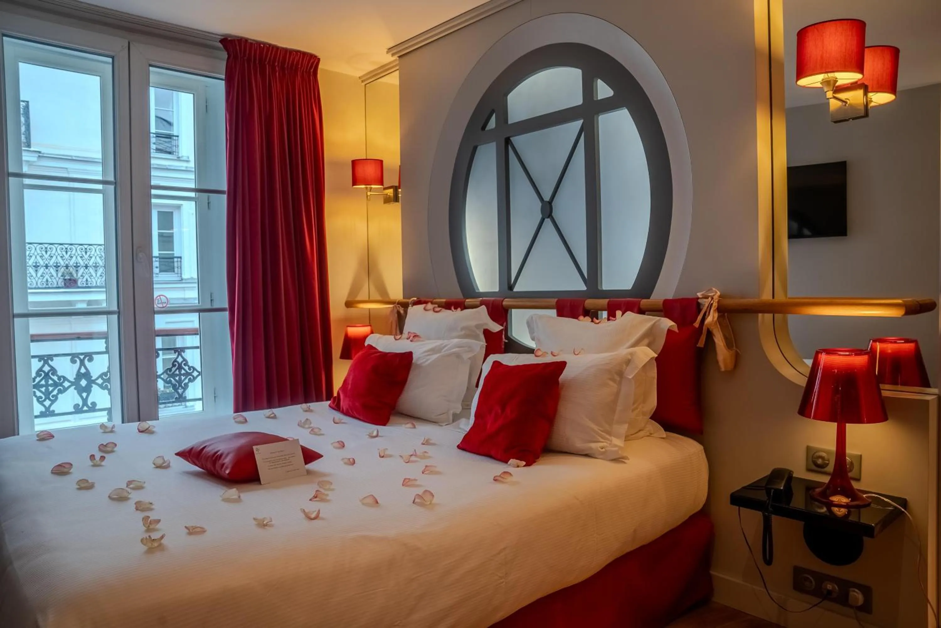 Bedroom, Bed in Secret de Paris - Hotel & Spa