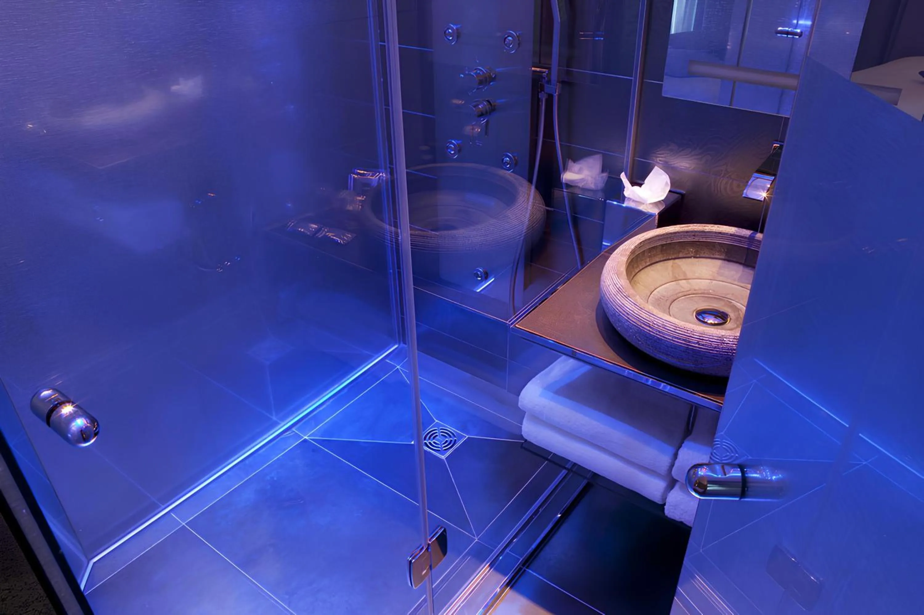 Bathroom in Secret de Paris - Hotel & Spa