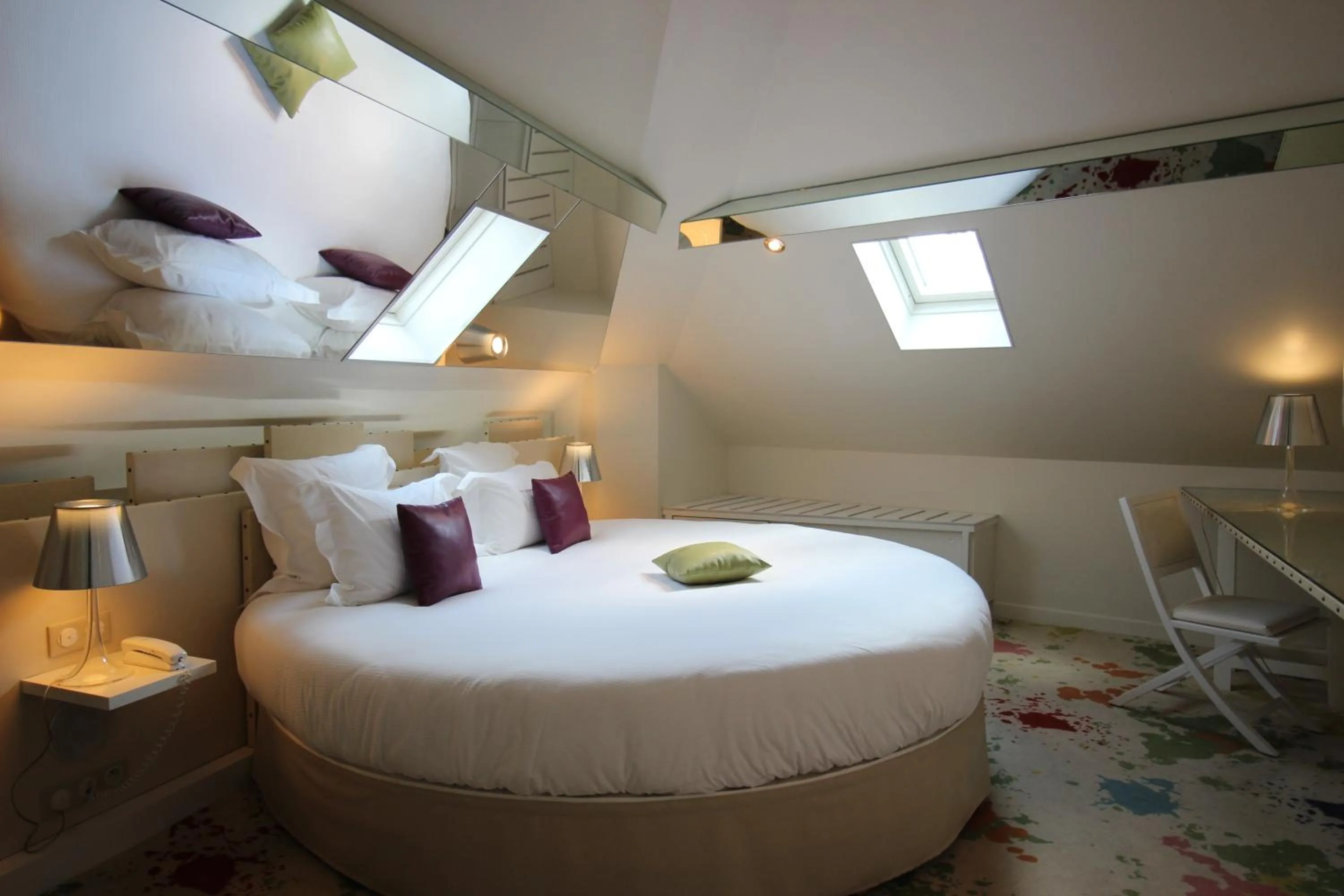 TV and multimedia, Bed in Secret de Paris - Hotel & Spa