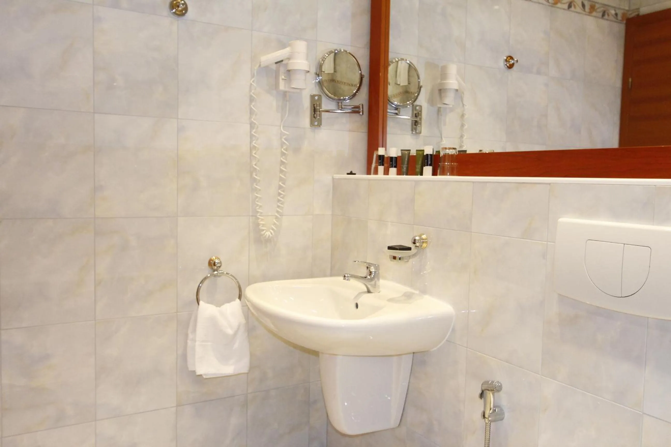 Bathroom in Hotel Corvinus Vienna