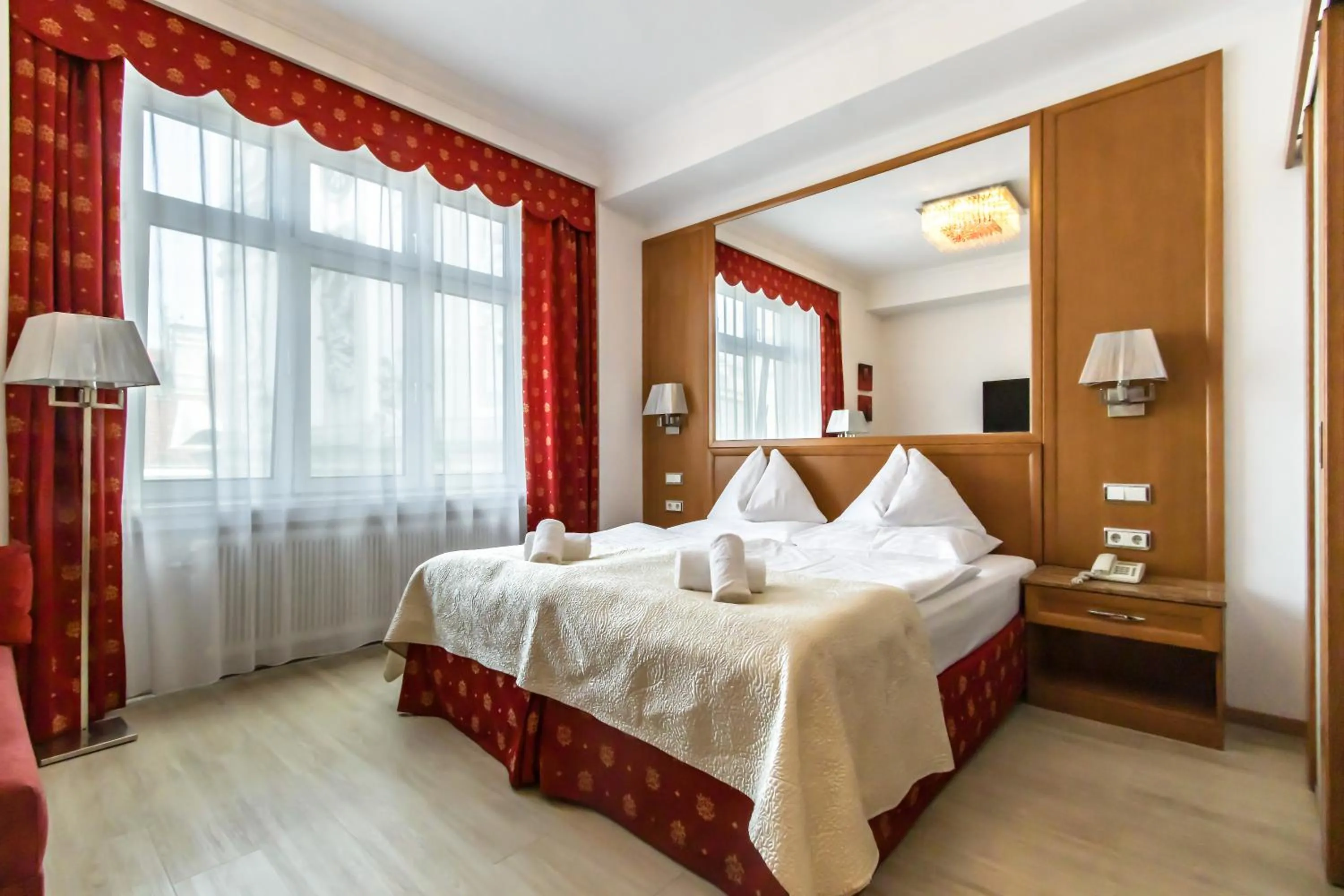 View (from property/room), Bed in Hotel Corvinus Vienna