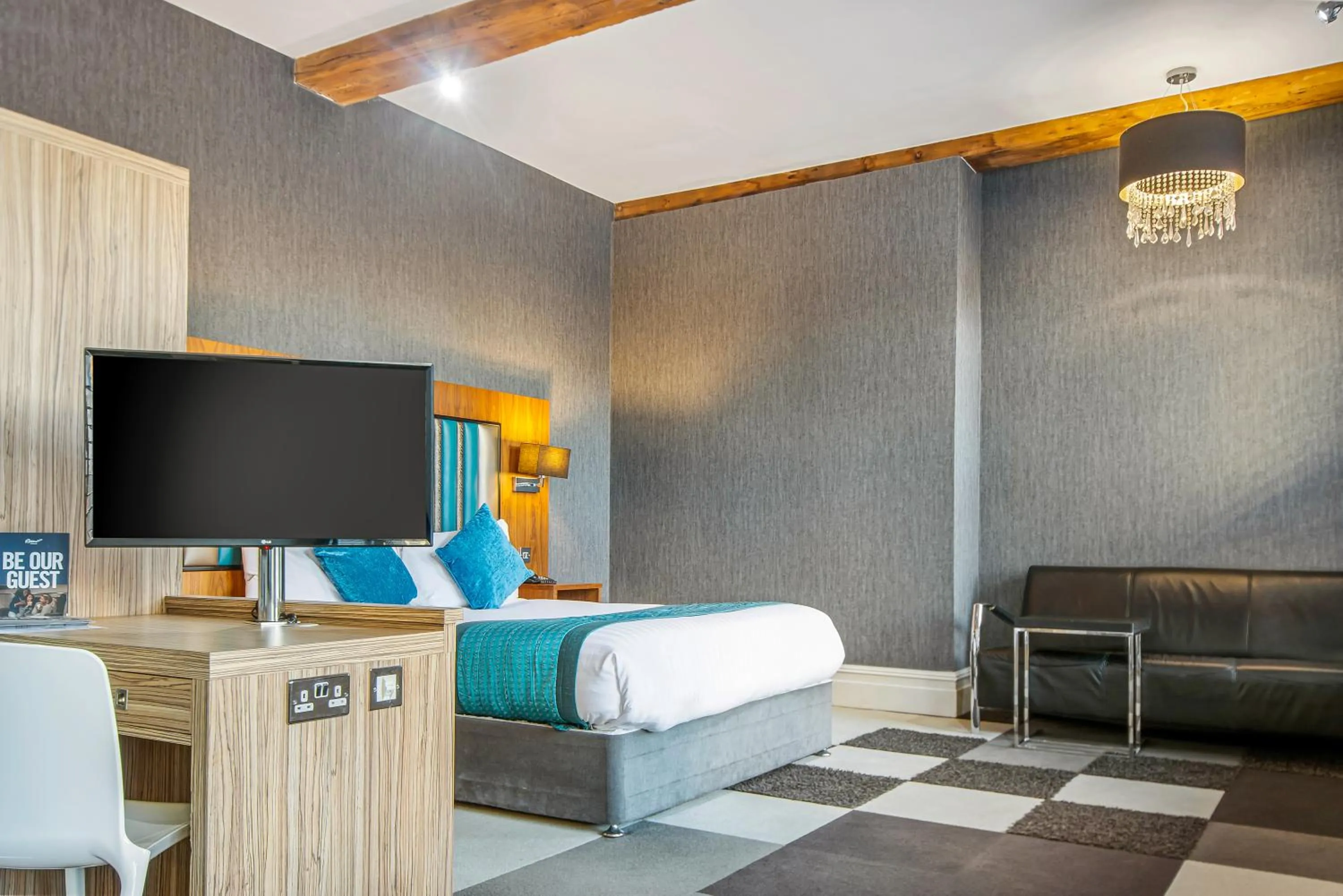 Seating area, Bed in Roomzzz Manchester City