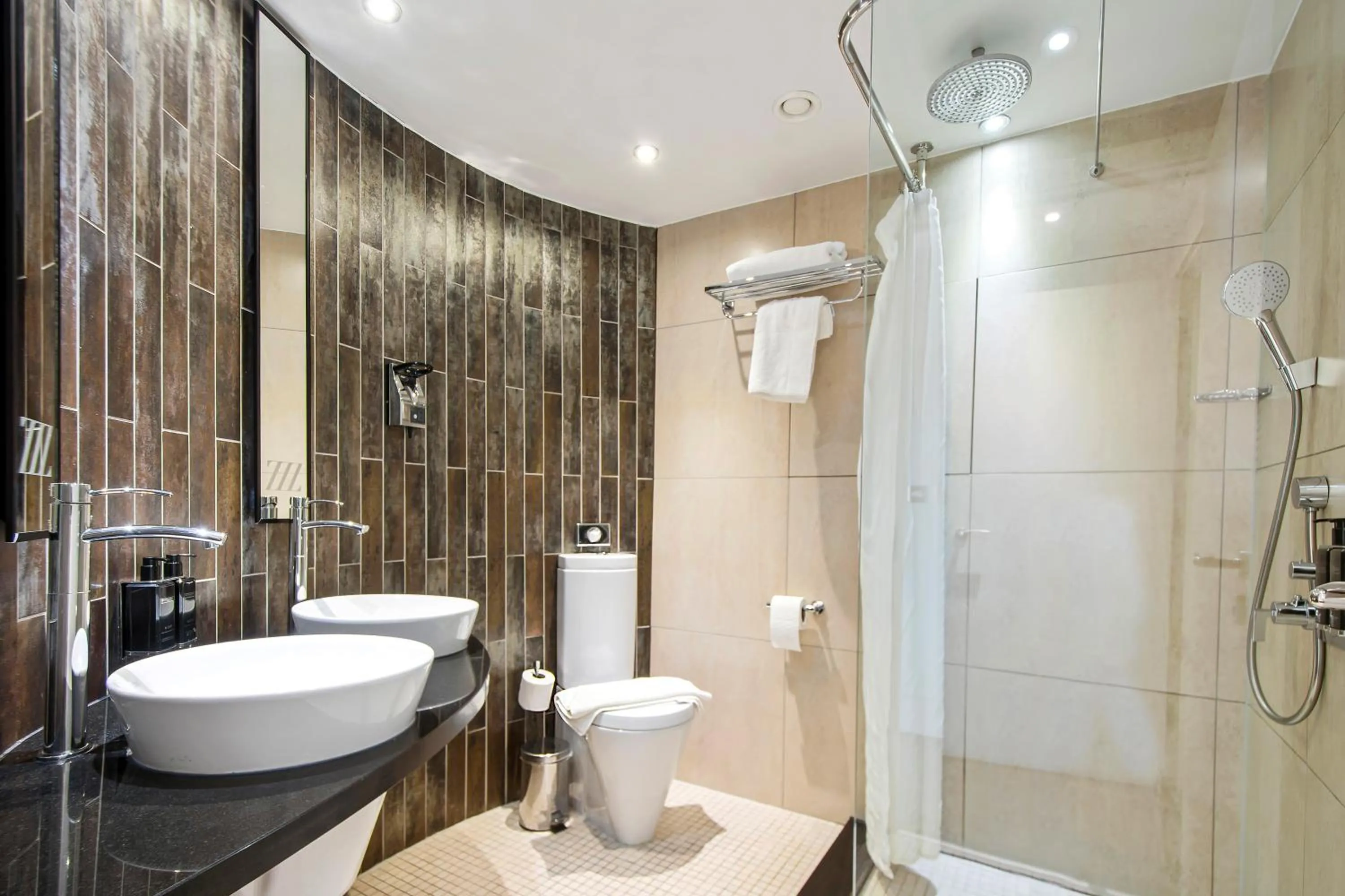 Bathroom in Roomzzz Manchester City