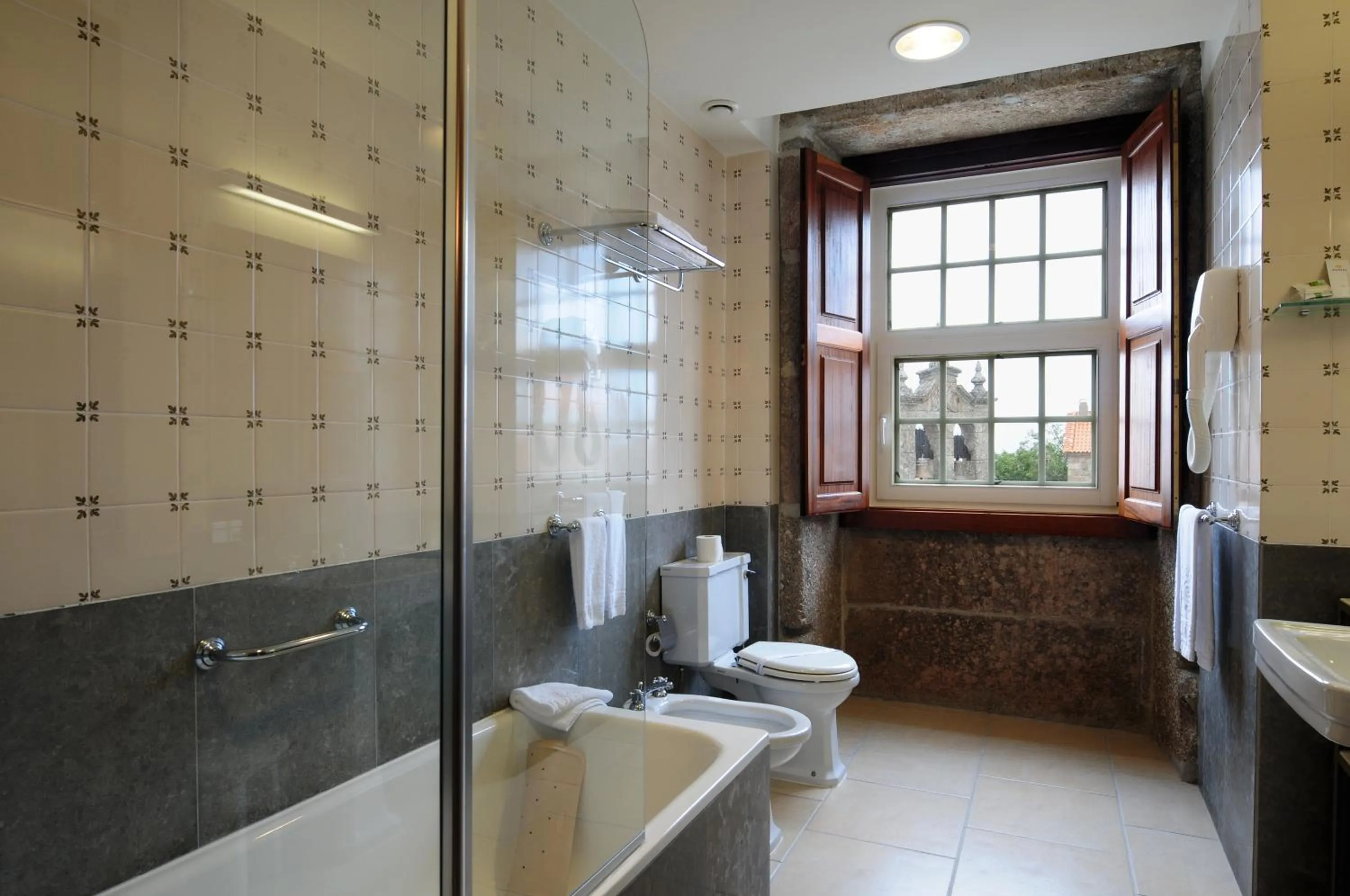 Bathroom in INATEL Linhares da Beira Hotel Rural