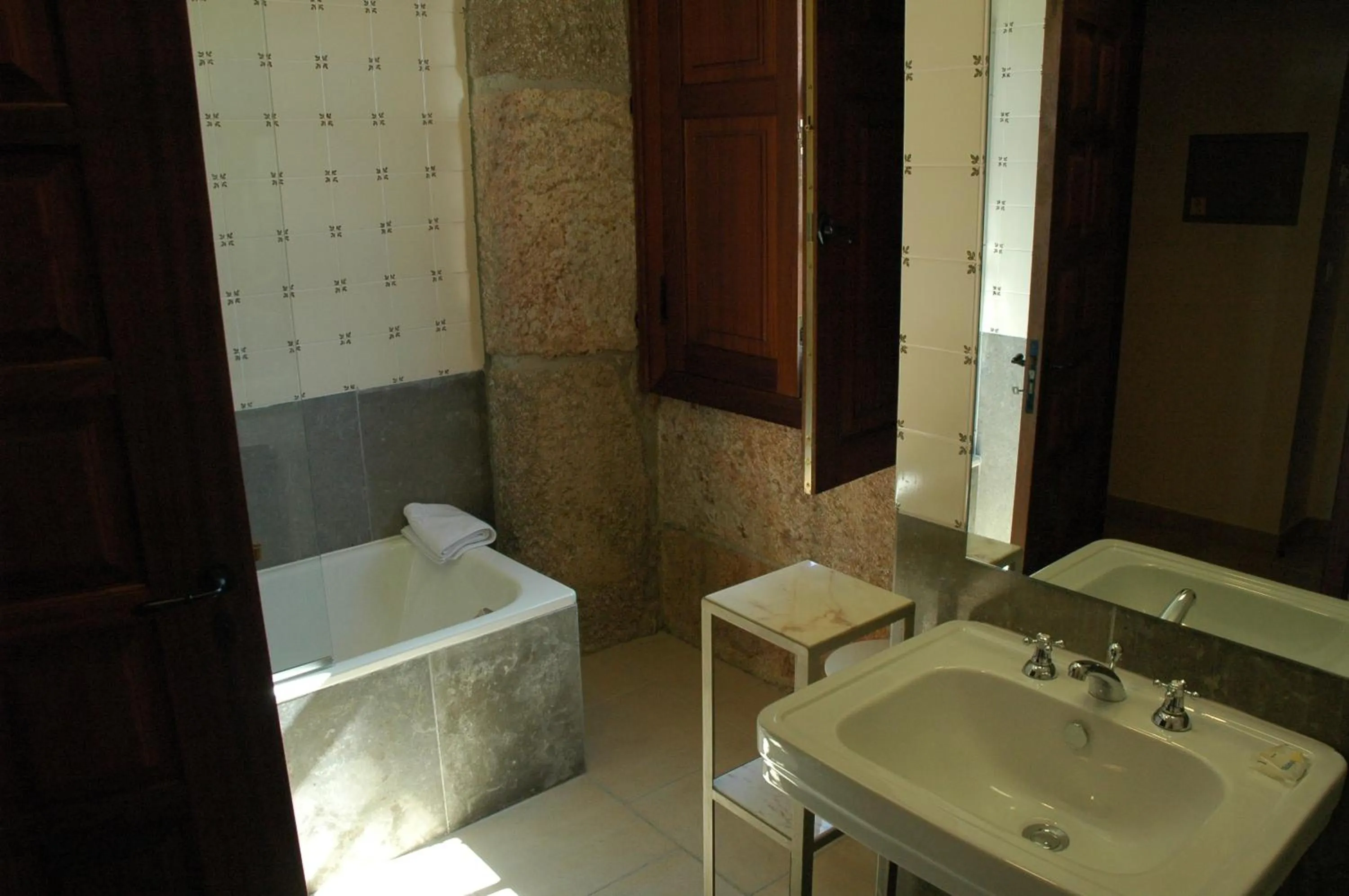 Bathroom in INATEL Linhares da Beira Hotel Rural