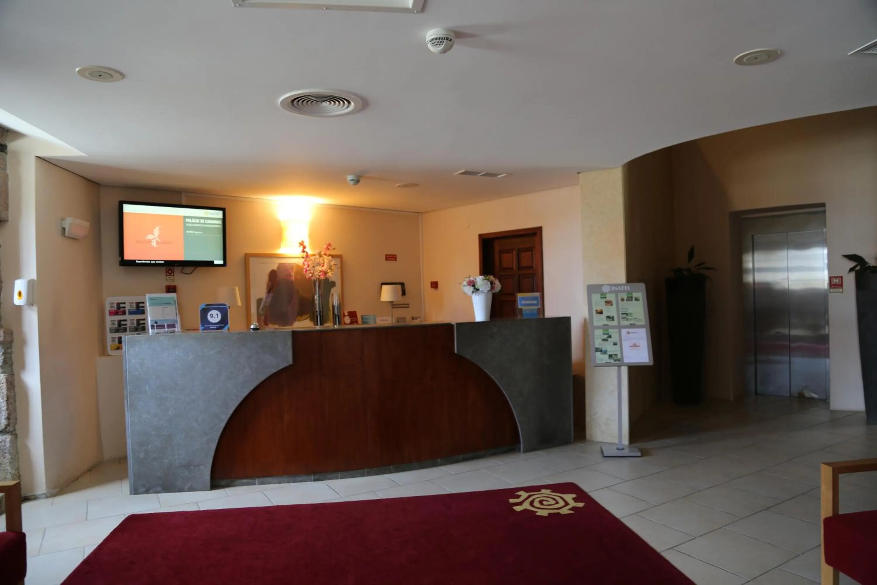 Lobby or reception in INATEL Linhares da Beira Hotel Rural