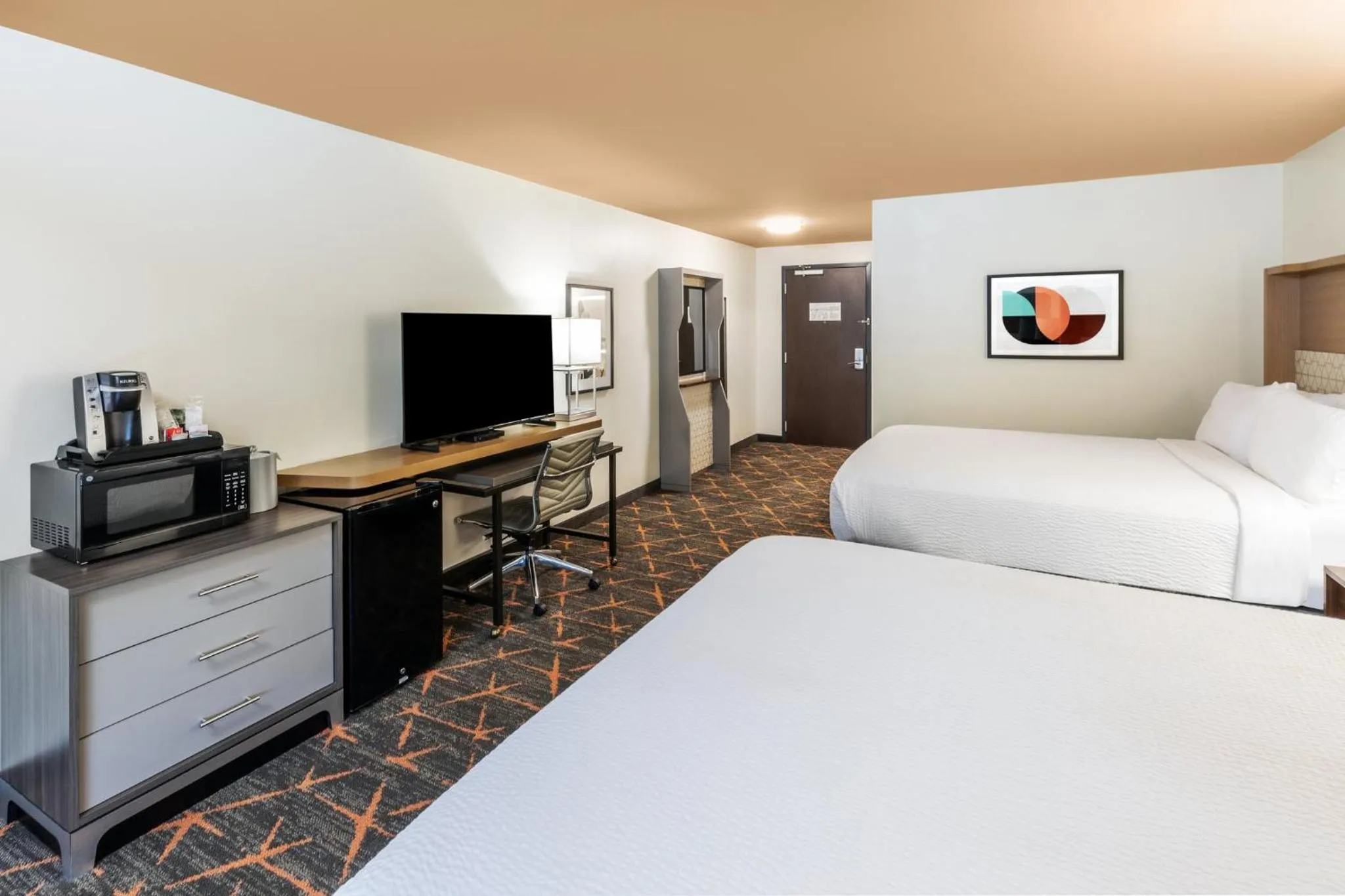 Photo of the whole room, Bed in Holiday Inn Hotel & Suites Tulsa South by IHG