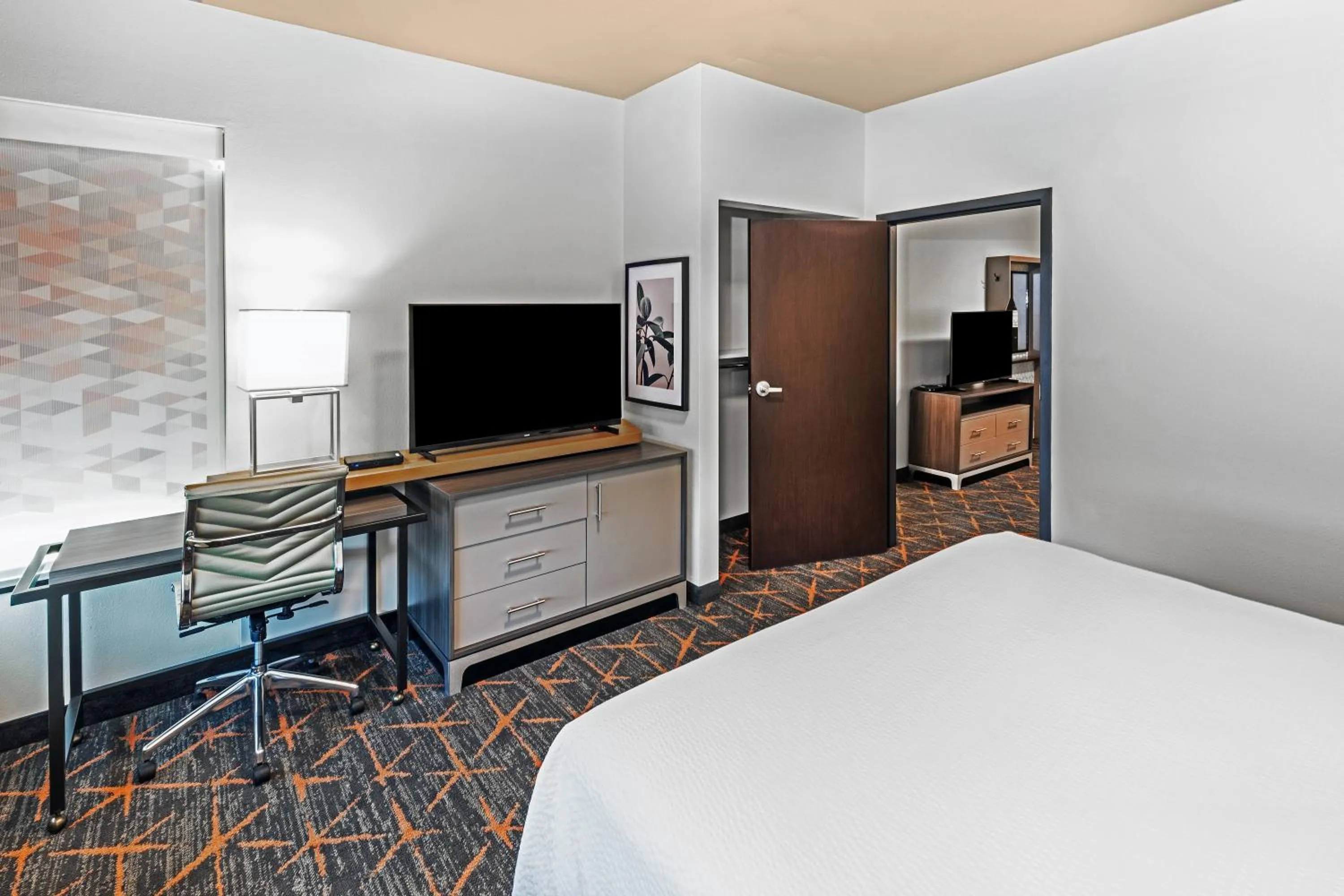Bedroom, Bed in Holiday Inn Hotel & Suites Tulsa South by IHG