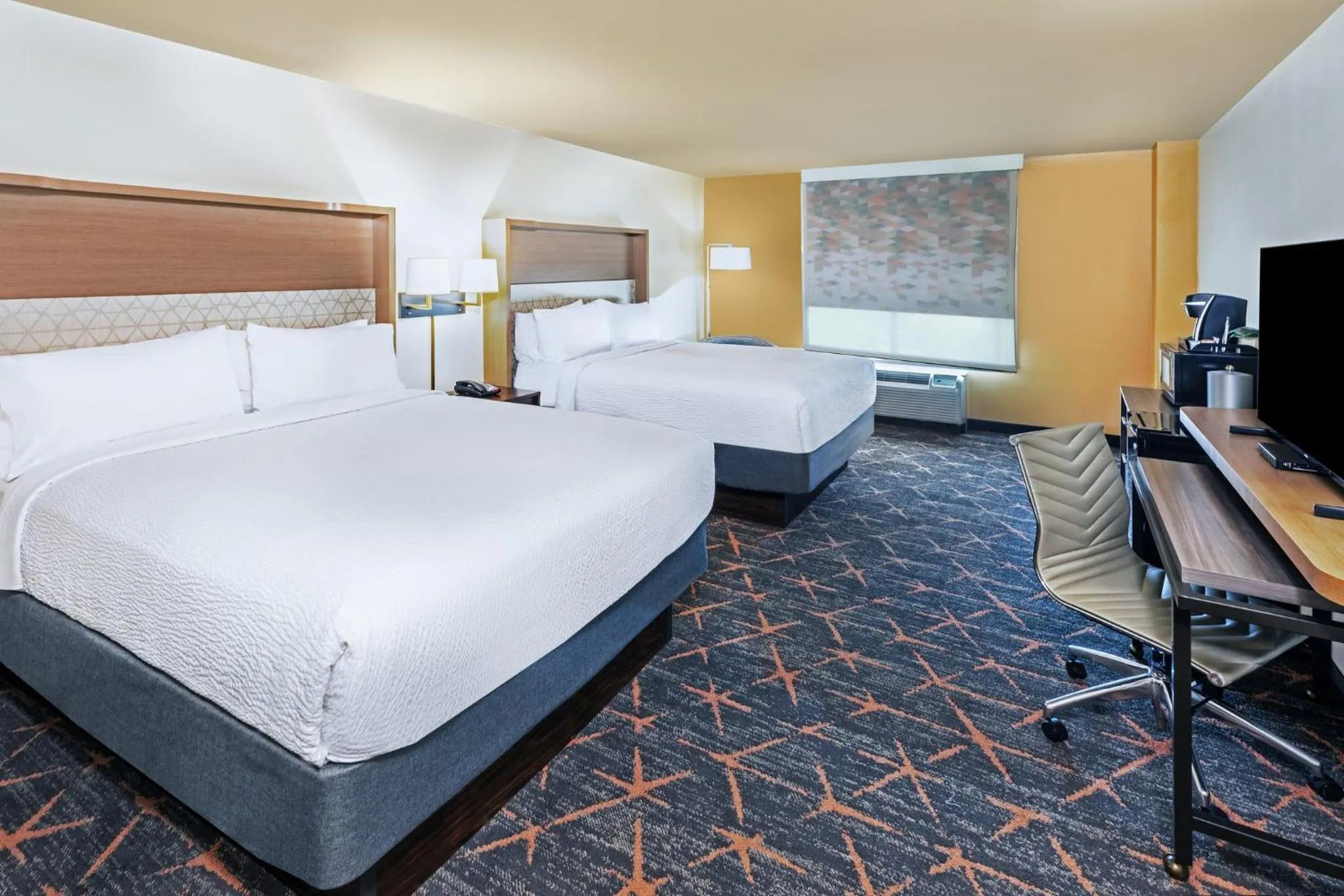 Photo of the whole room, Bed in Holiday Inn Hotel & Suites Tulsa South by IHG